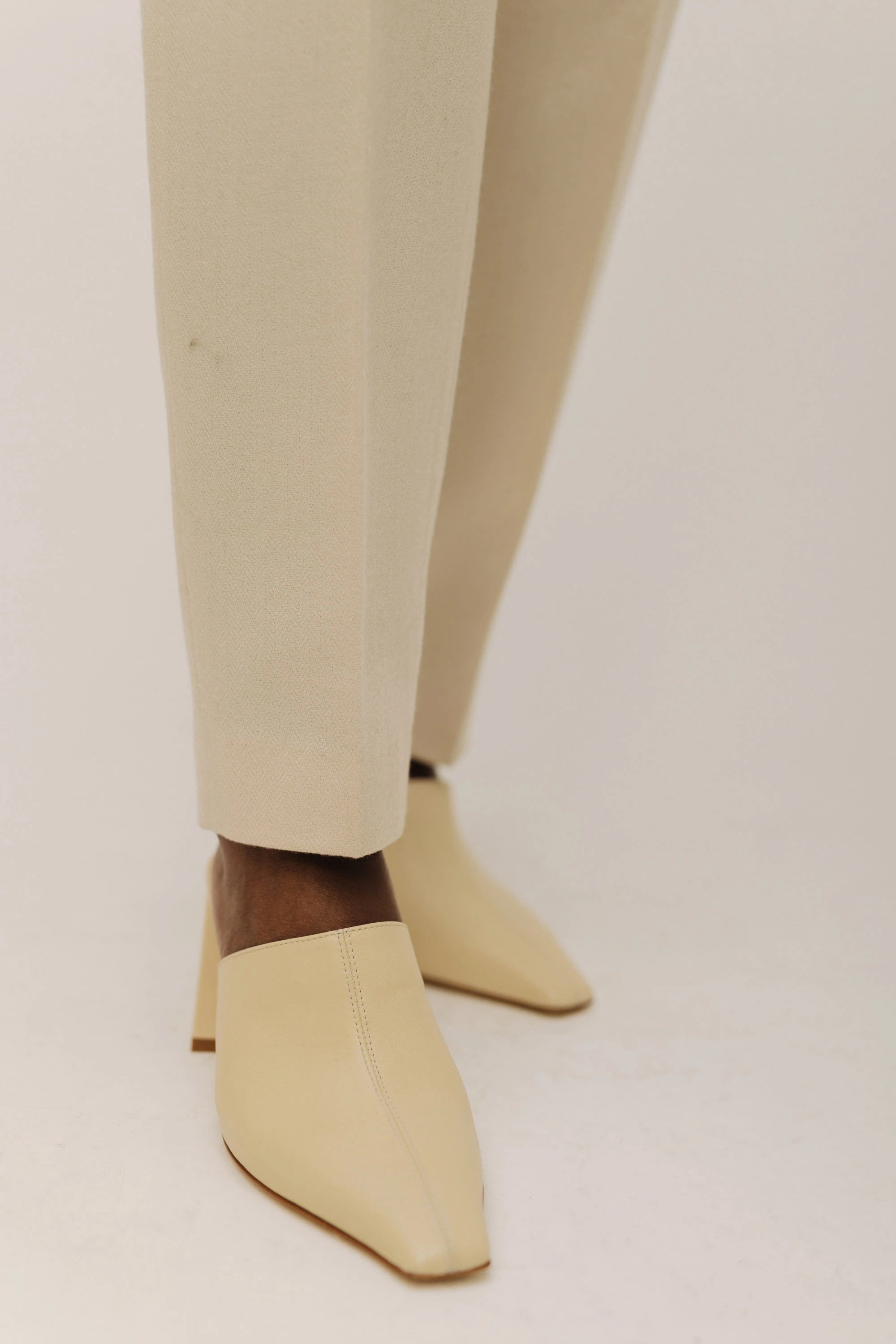 lotta-ludwigson-lotta-hose-schurwolle-creme-karottenschnitt-mit-b-gelfalte image 6