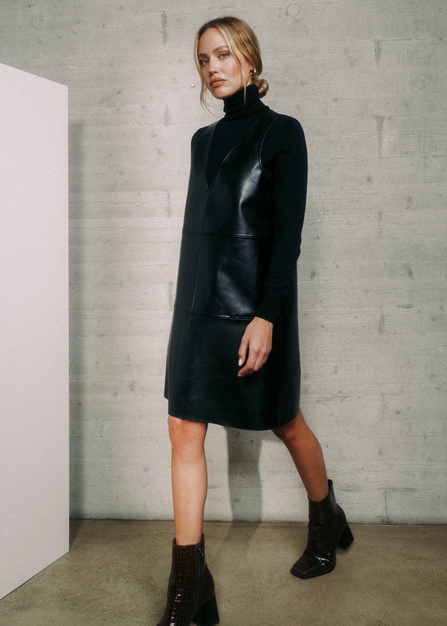 lotta-ludwigson-runa-dress-mirum-black-vegan-leather-a-linien-kleid image 1