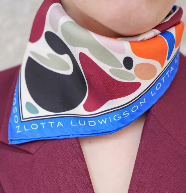 lotta-ludwigson-bold-optimism-seiden-foulard-48x48cm image 1