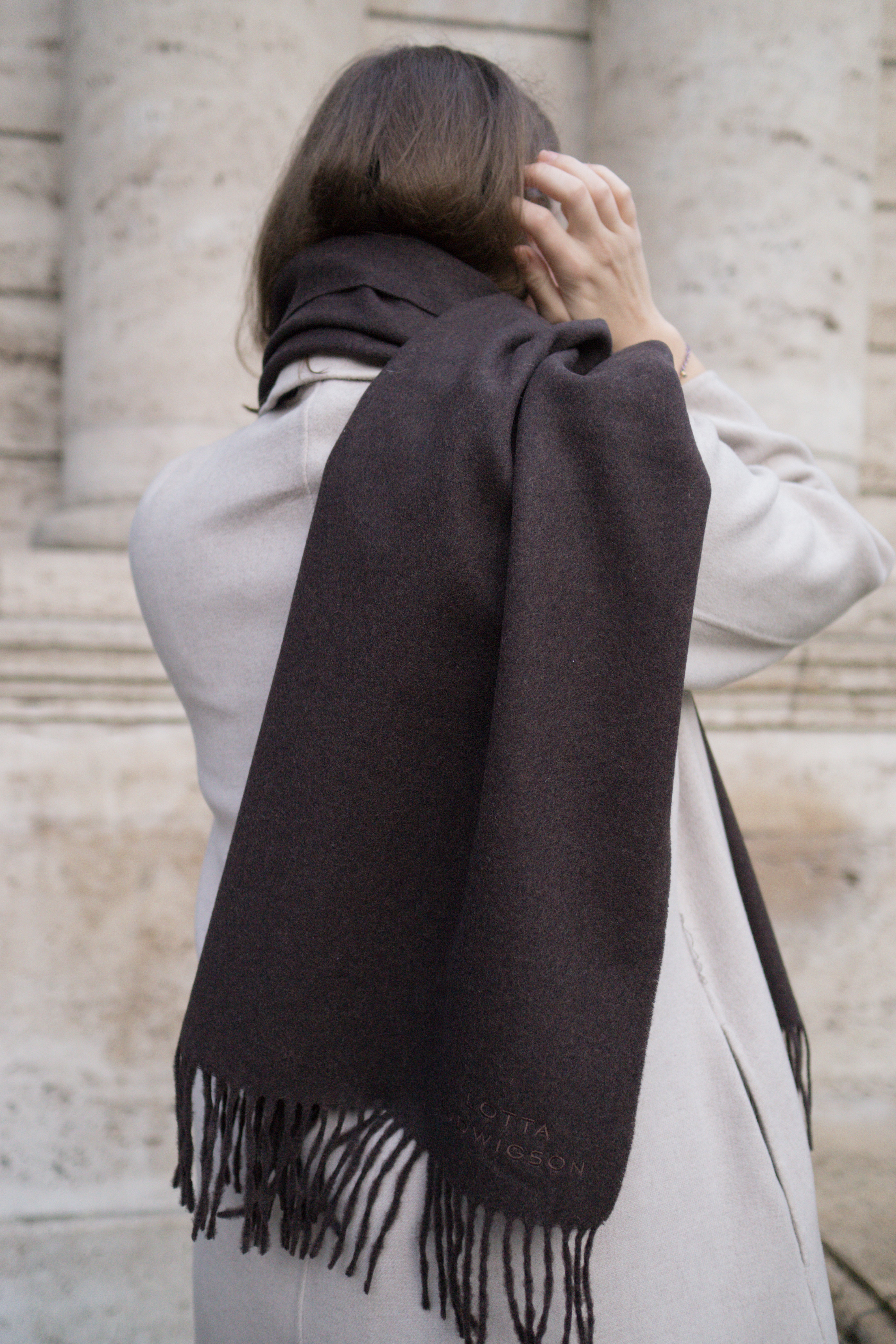 lotta-ludwigson-oversized-cashmere-scarf image 8