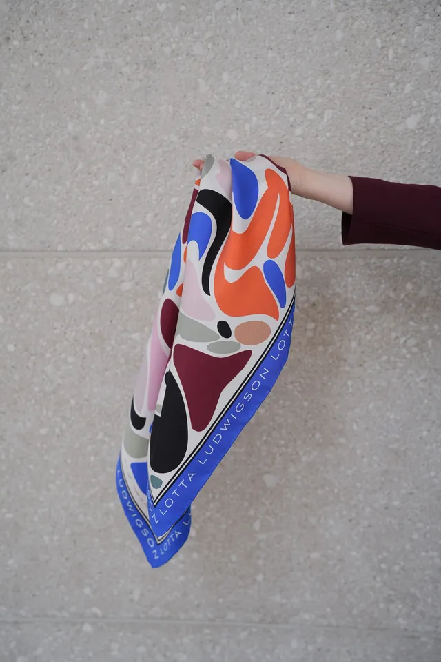 lotta-ludwigson-bold-optimism-seidentuch-90x90cm-silk-scarf image 1