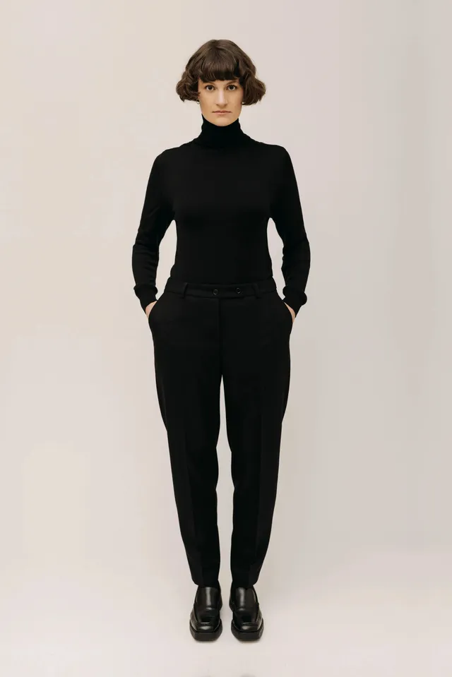 lotta-ludwigson-lotta-hose-schwarz-wollhose-karottenschnitt-b-gelfalte image 1