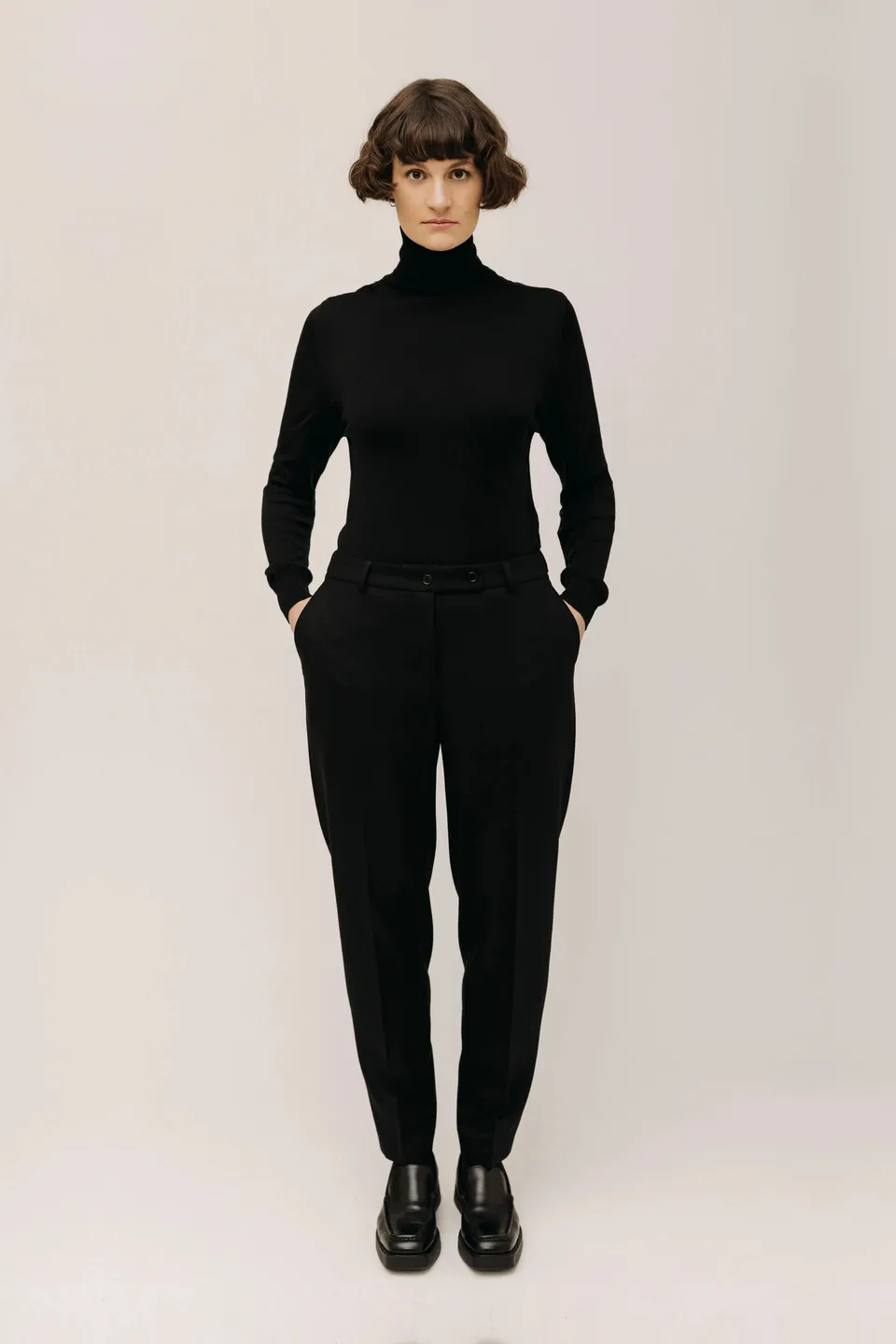 lotta-ludwigson-lotta-hose-schwarz-wollhose-karottenschnitt-b-gelfalte image 1