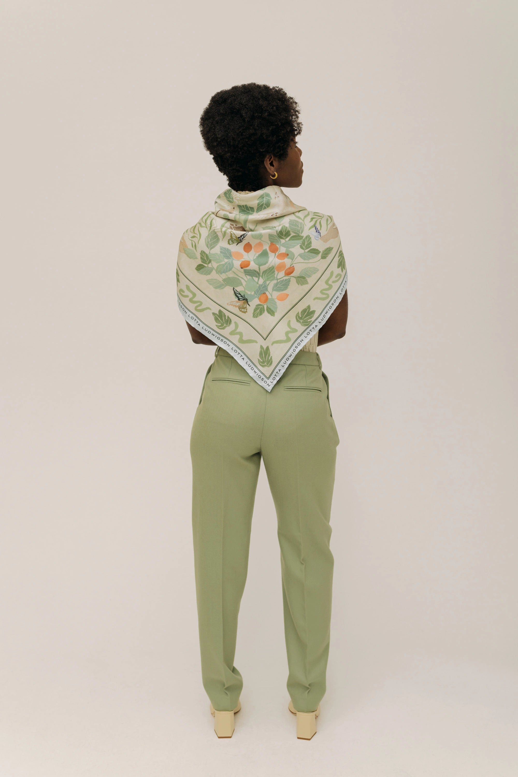 lotta-ludwigson-lotta-hose-sage-green-karotte-mit-b-gelfalte image 3