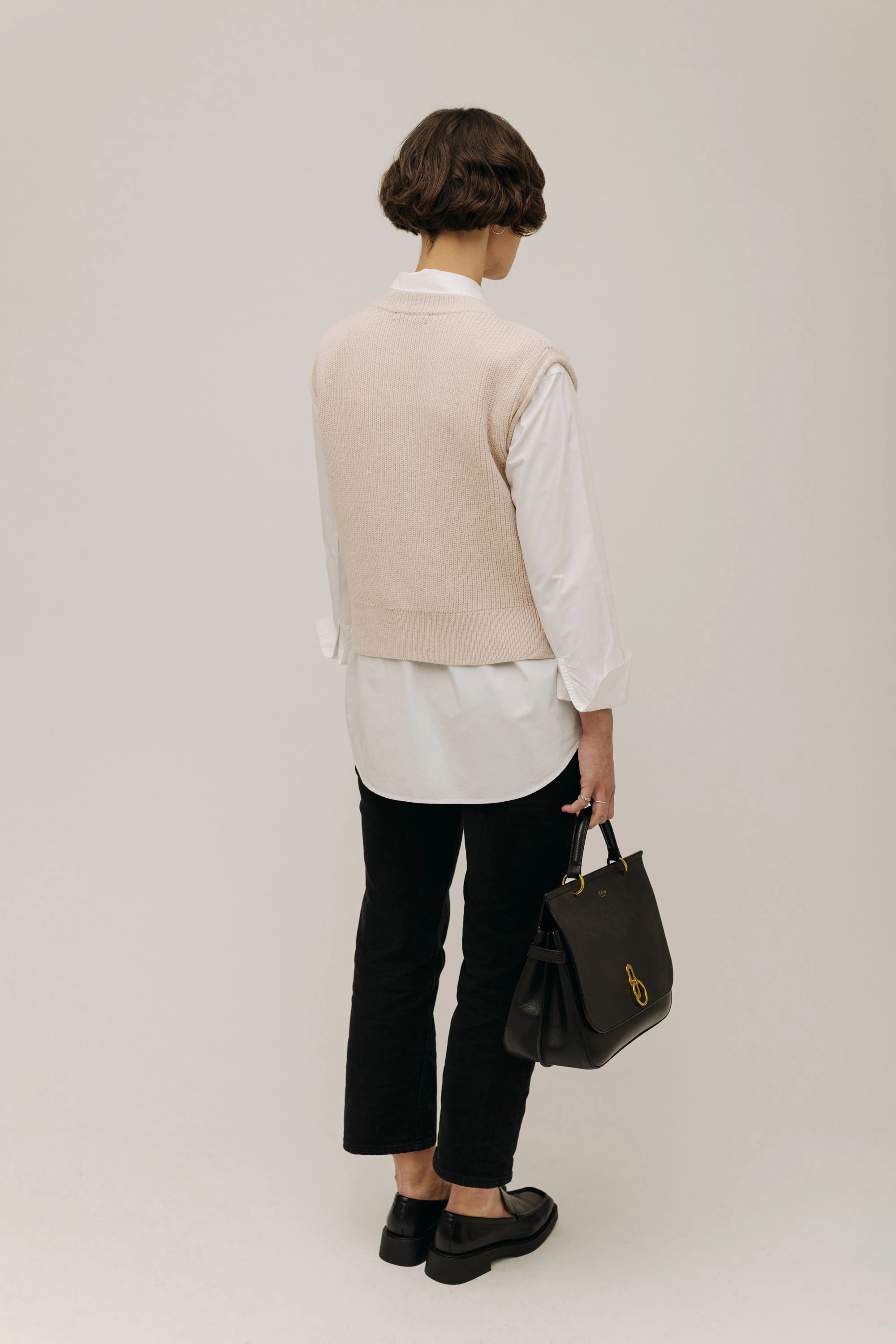 lotta-ludwigson-svea-sweater-vest-powder-creme-strickpullunder-mit-v-ausschnitt image 3