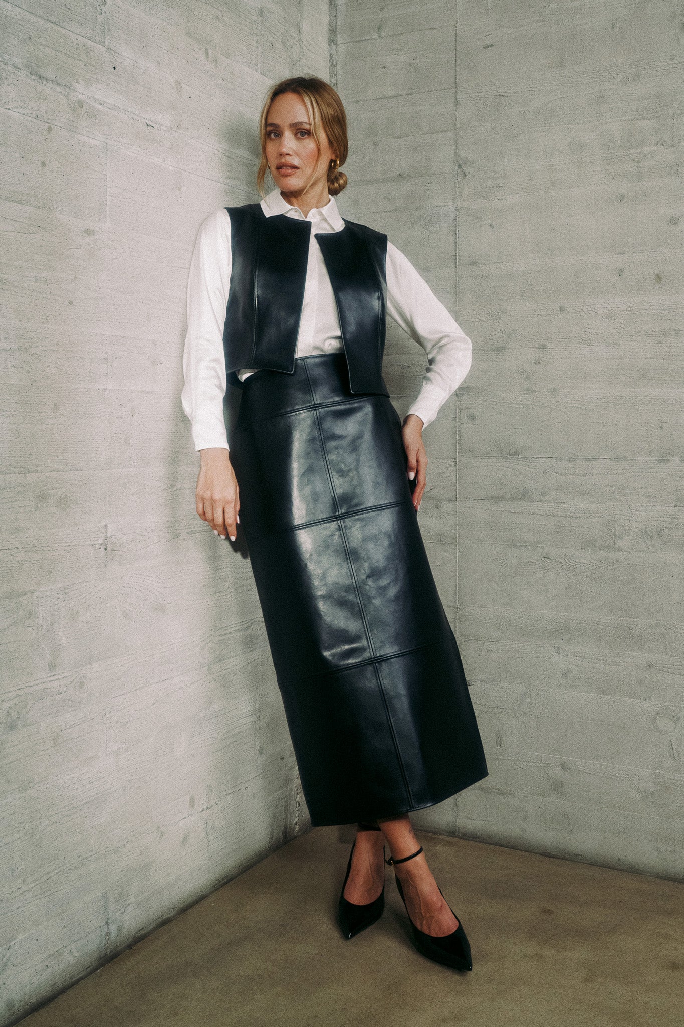 lotta-ludwigson-runa-weste-mirum-schwarzes-veganes-leder image 3