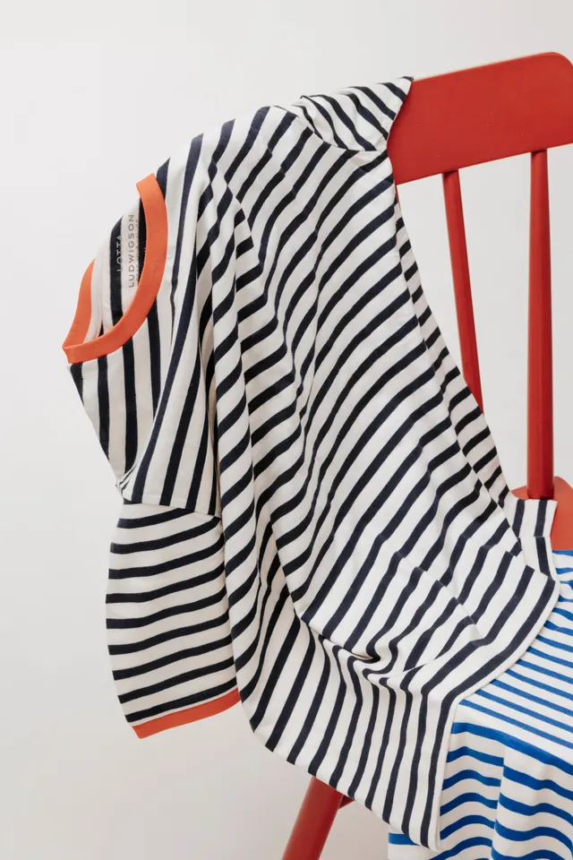 lotta-ludwigson-luma-t-shirt-navy-blue-striped-aus-bio-baumwolle-single-jersey image 1