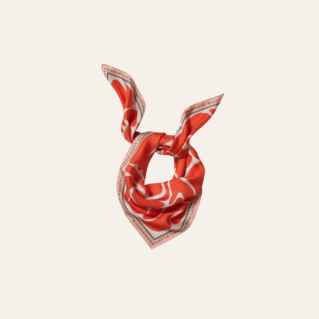 lotta-ludwigson-fiery-red-seidenfoulard-90x90cm image 2