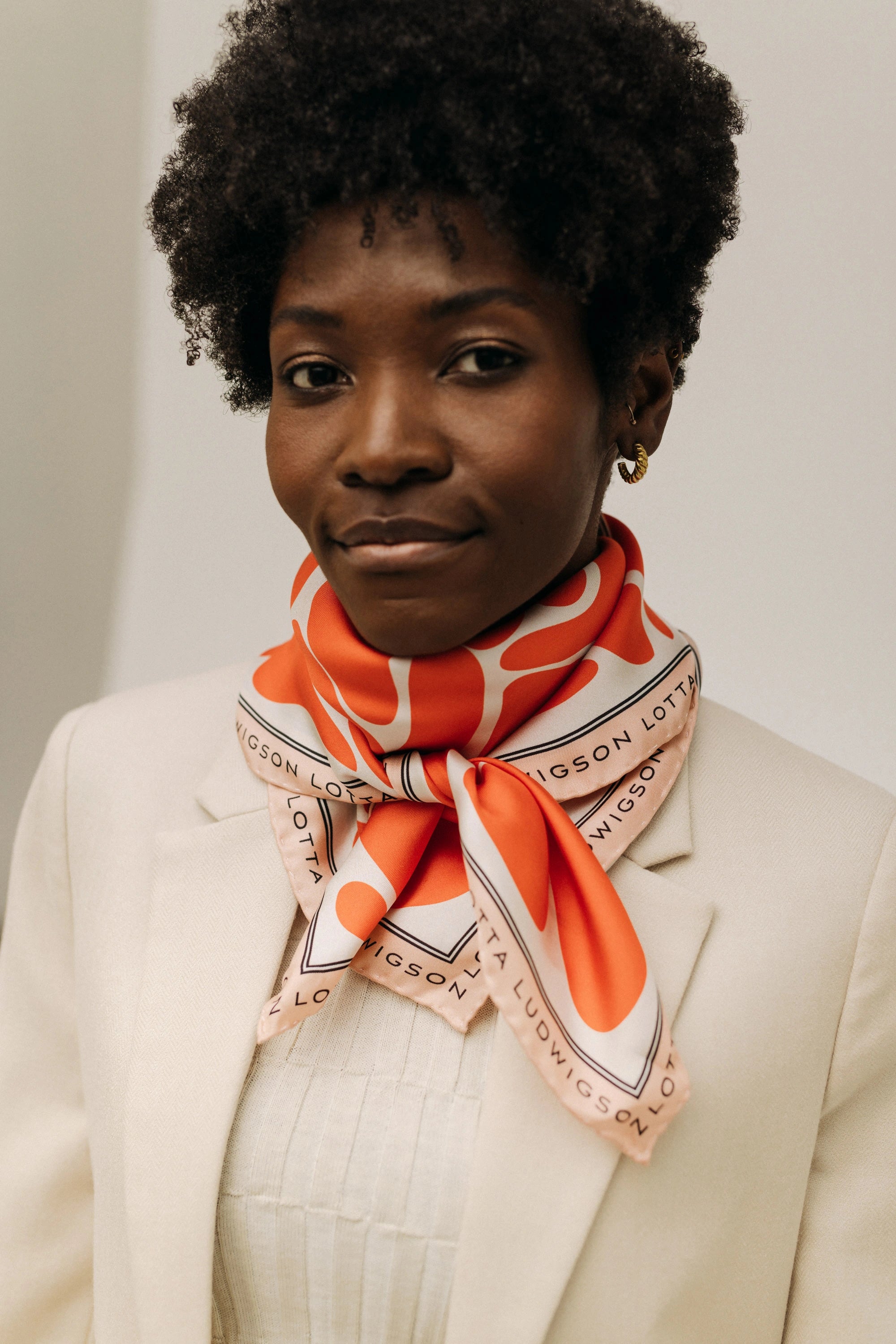 lotta-ludwigson-fiery-red-seidenfoulard-90x90cm image 3