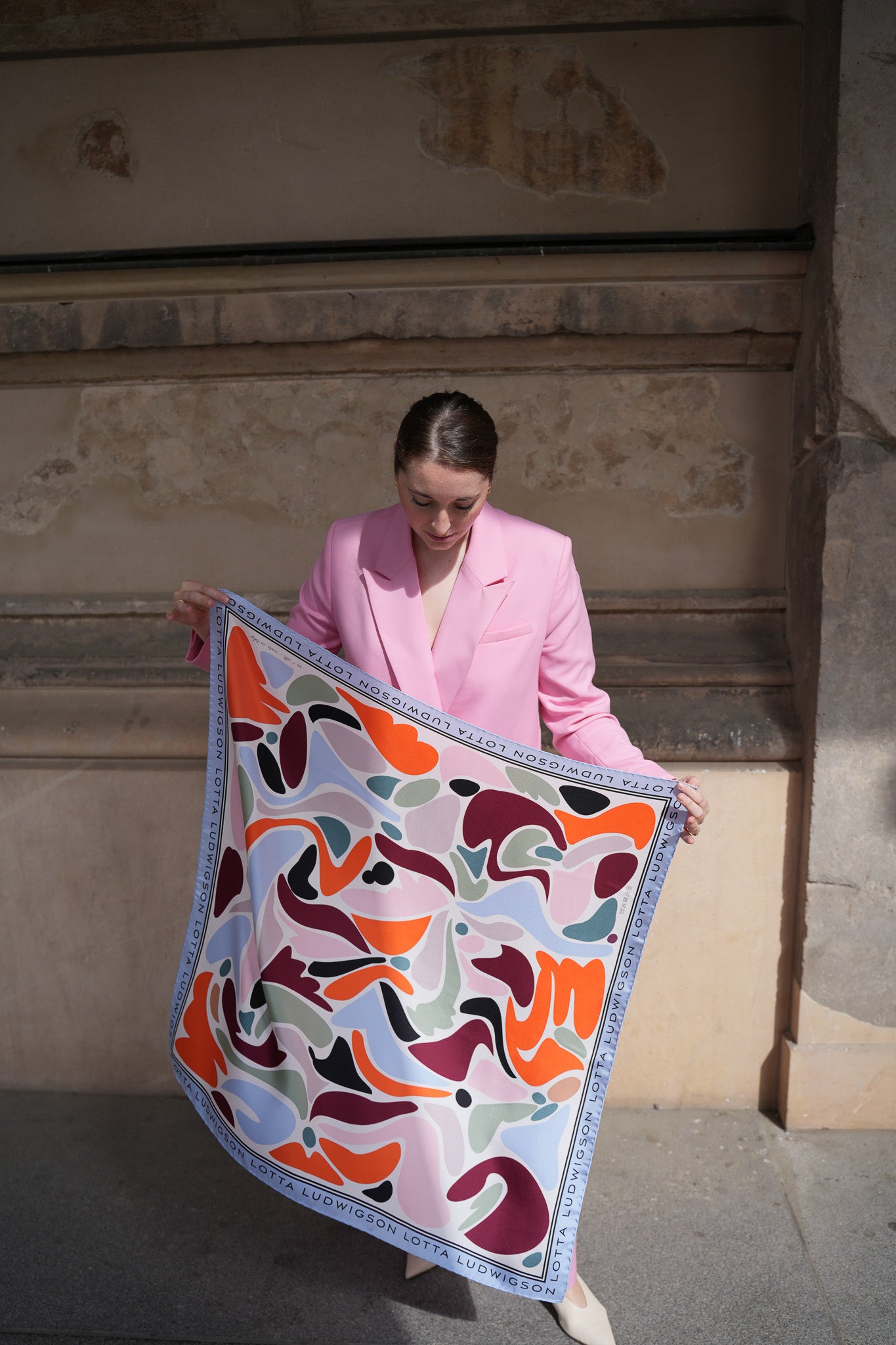 lotta-ludwigson-soft-optimism-silk-foulard-90x90cm-hellblau image 5