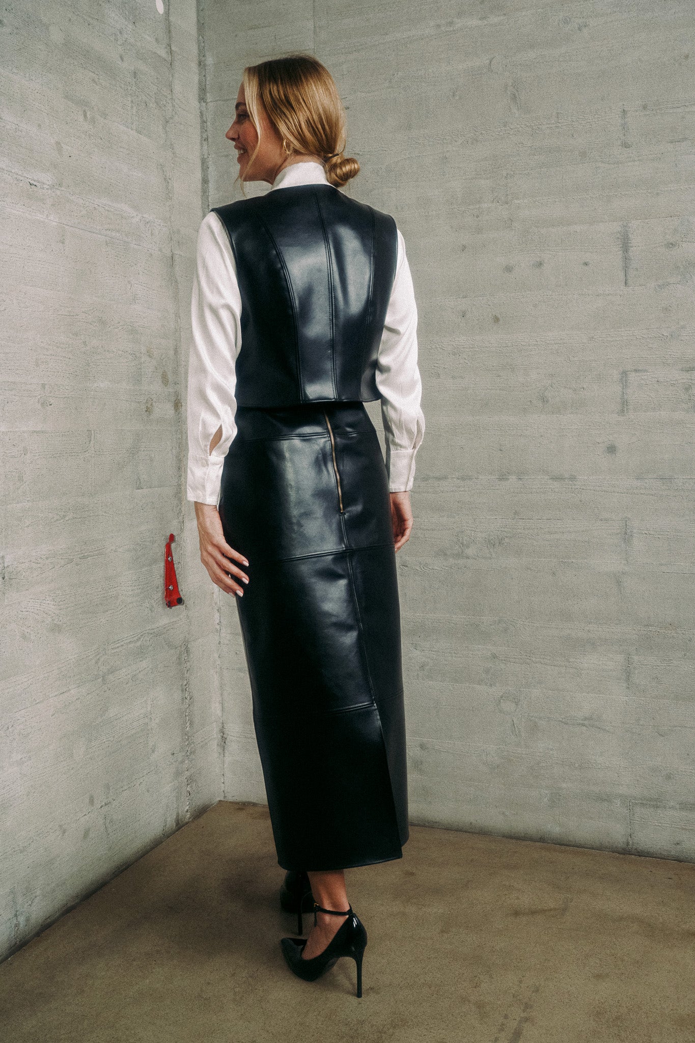 lotta-ludwigson-runa-weste-mirum-schwarzes-veganes-leder image 4