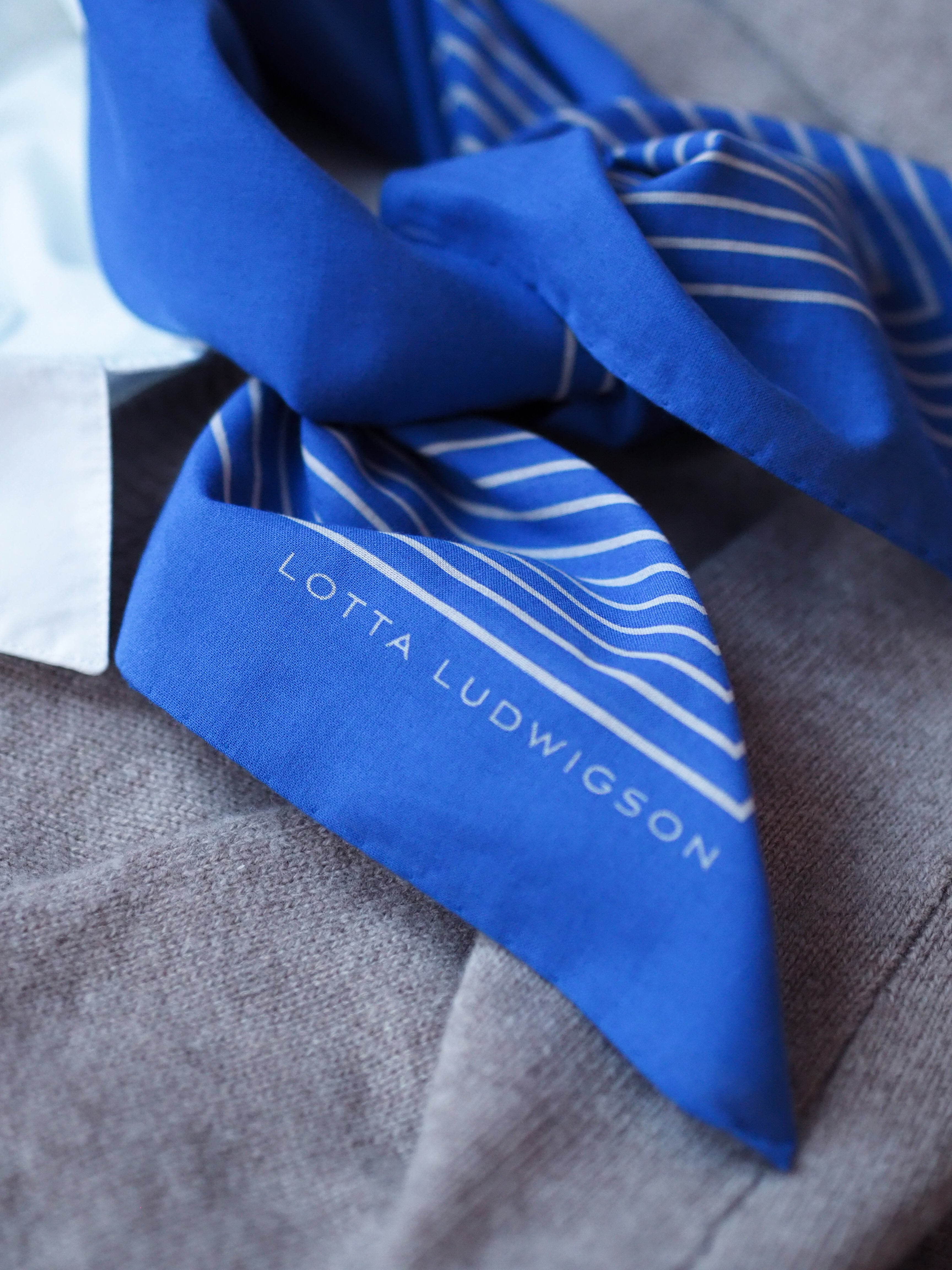 lotta-ludwigson-gestreiftes-baumwolltuch-royal-blue-70x70cm image 3