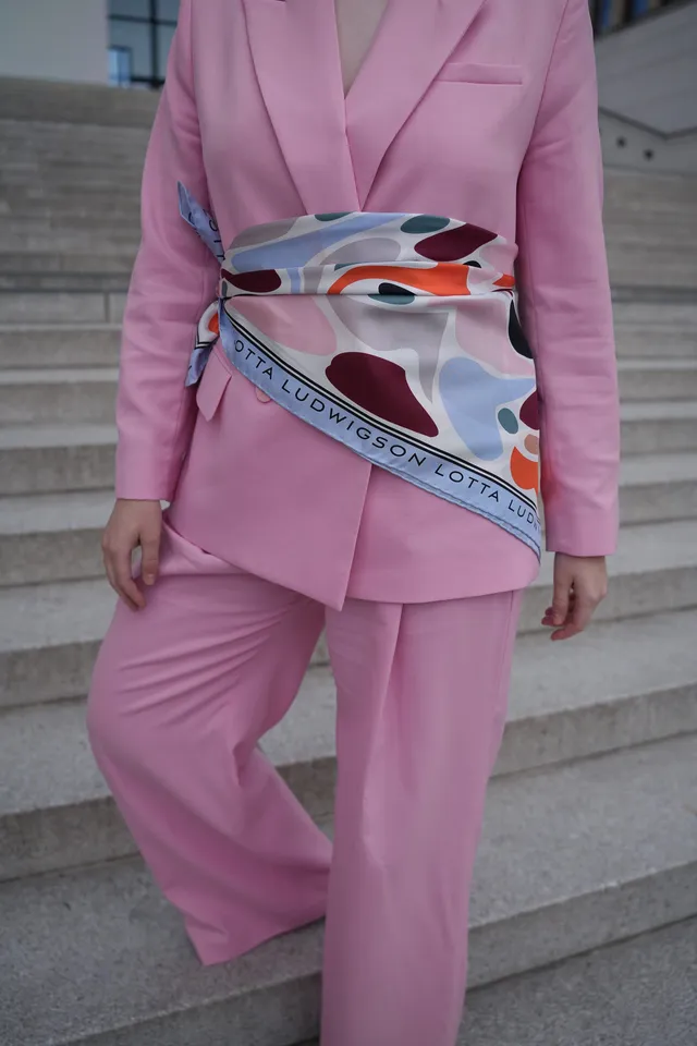 lotta-ludwigson-soft-optimism-silk-foulard-90x90cm-hellblau image 1