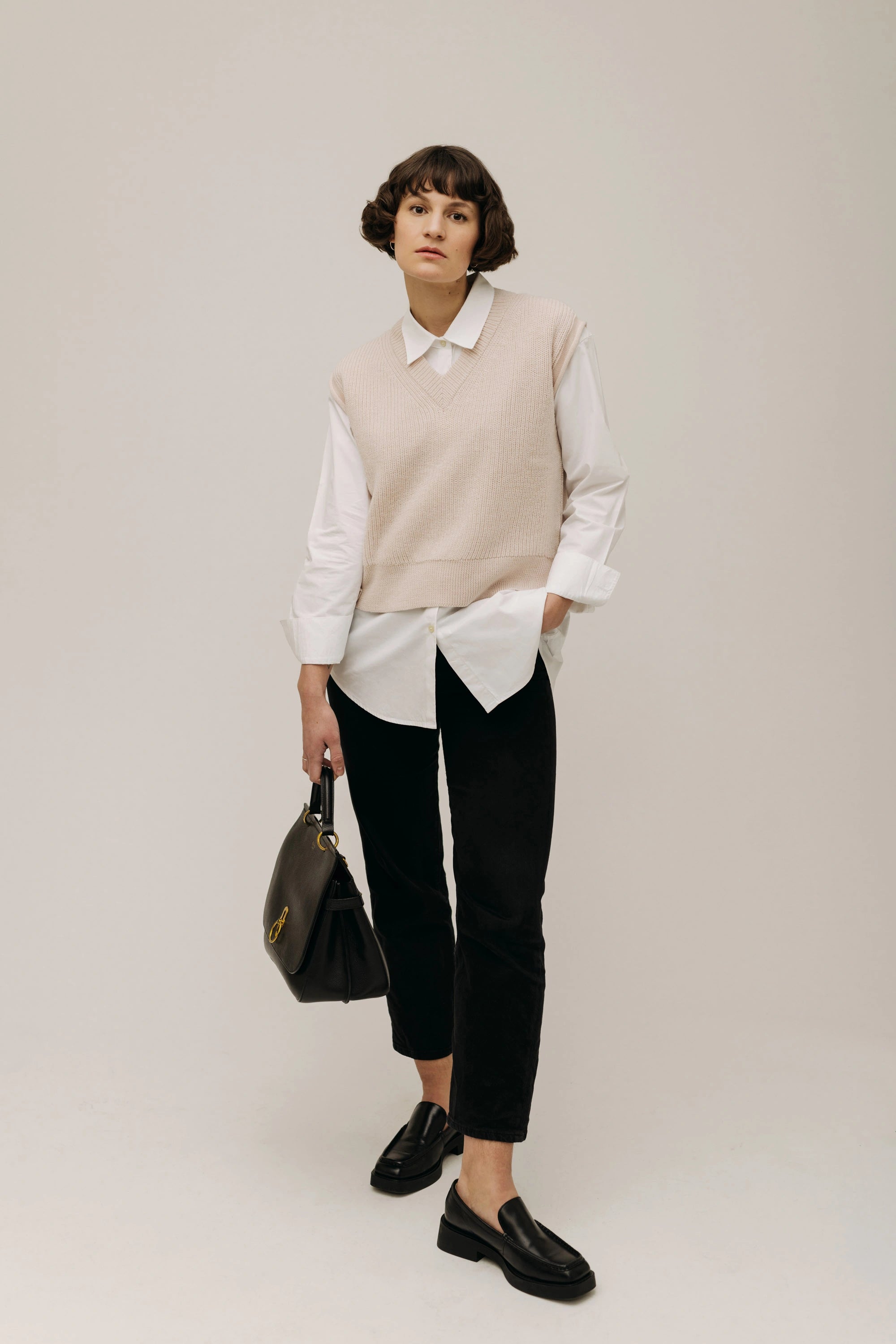 lotta-ludwigson-svea-sweater-vest-powder-creme-strickpullunder-mit-v-ausschnitt image 1
