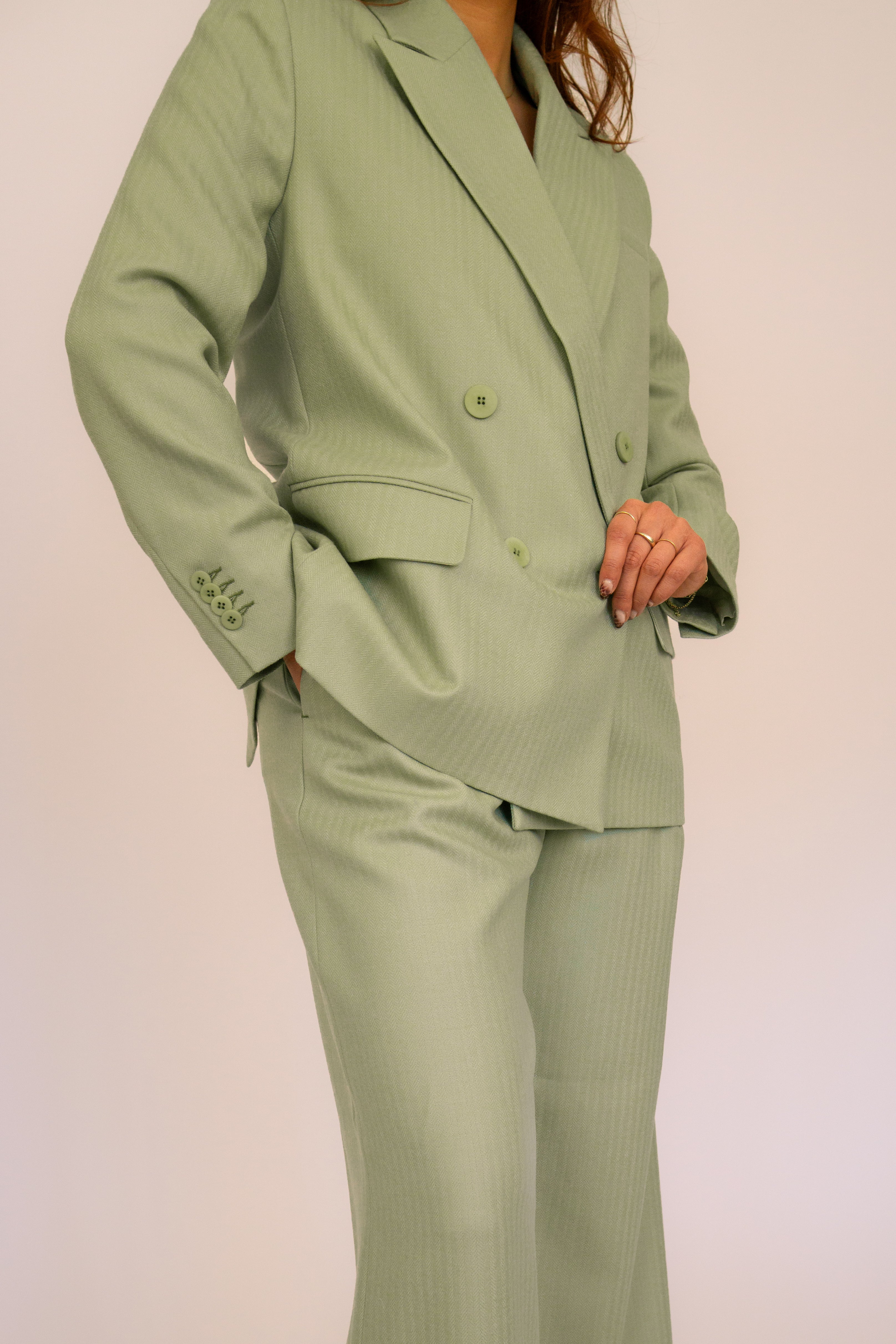 lotta-ludwigson-alva-blazer-sage-green-herringbone-woll-blazer-doppelreihig image 3