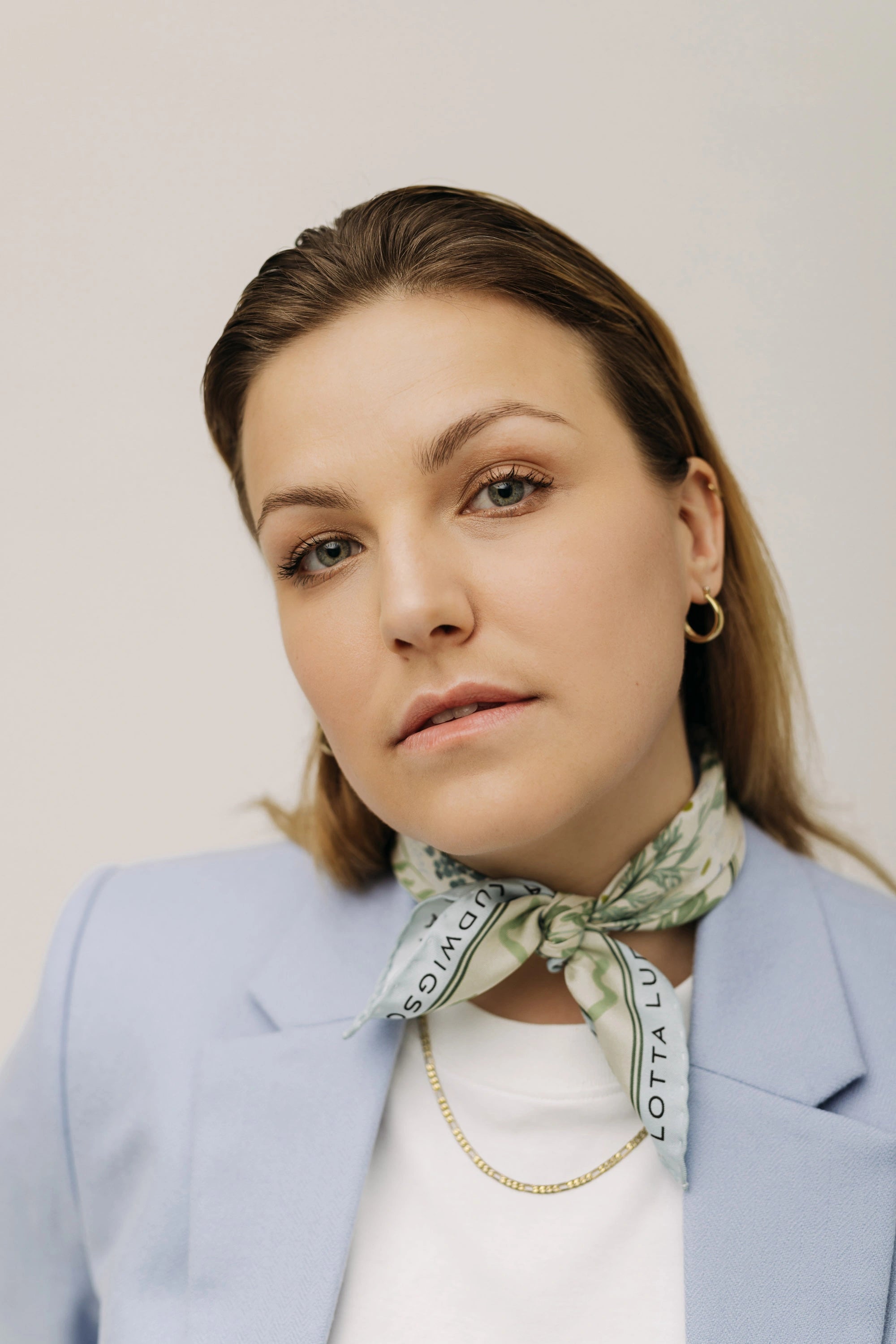 lotta-ludwigson-circularity-silk-foulard-48x48cm image 2