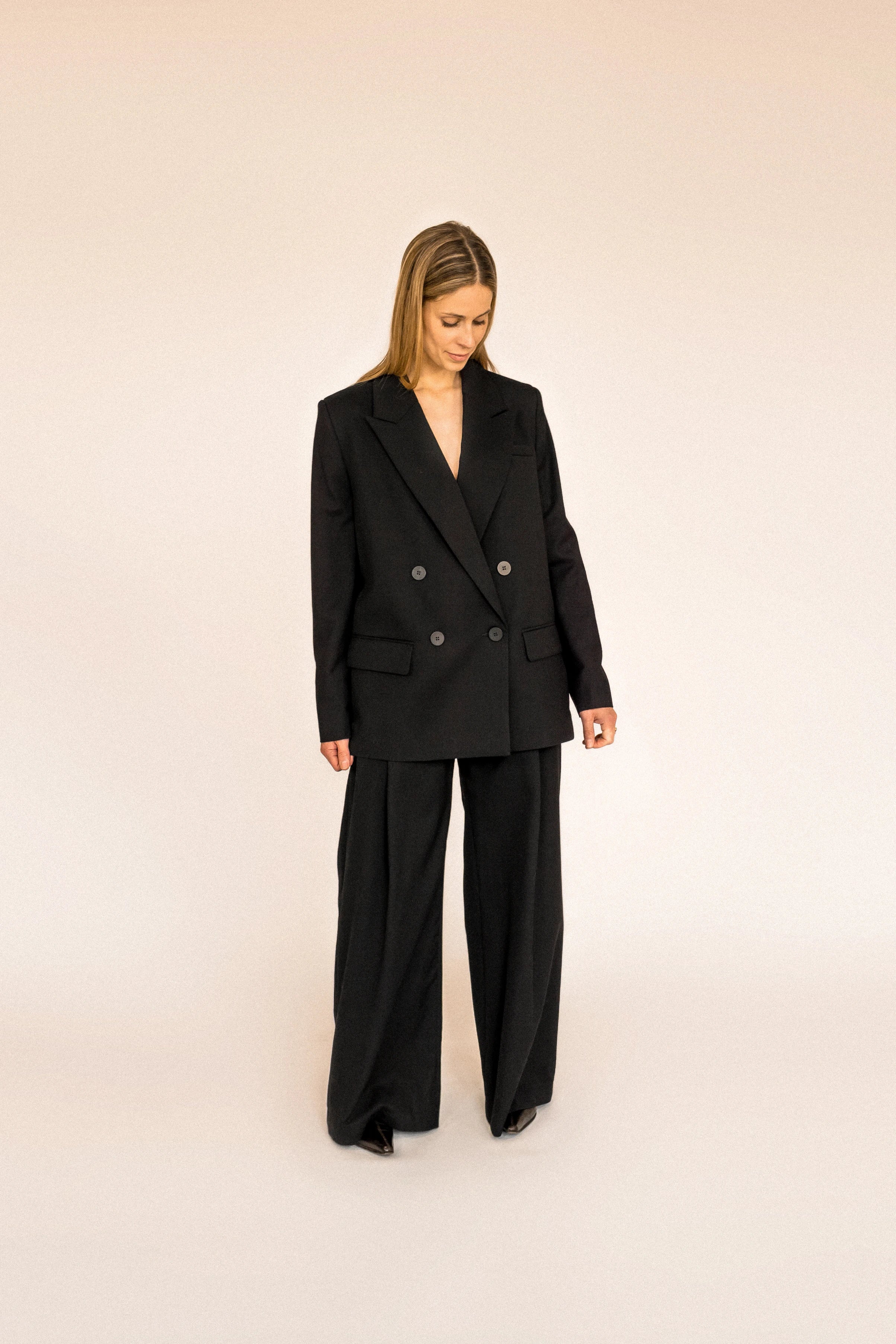 lotta-ludwigson-alva-blazer-tuxedo-black-oversize-woll-blazer image 4