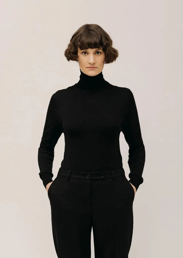 lotta-ludwigson-tilda-rollneck-black-rollkragen-aus-merino-und-lyocell image 1
