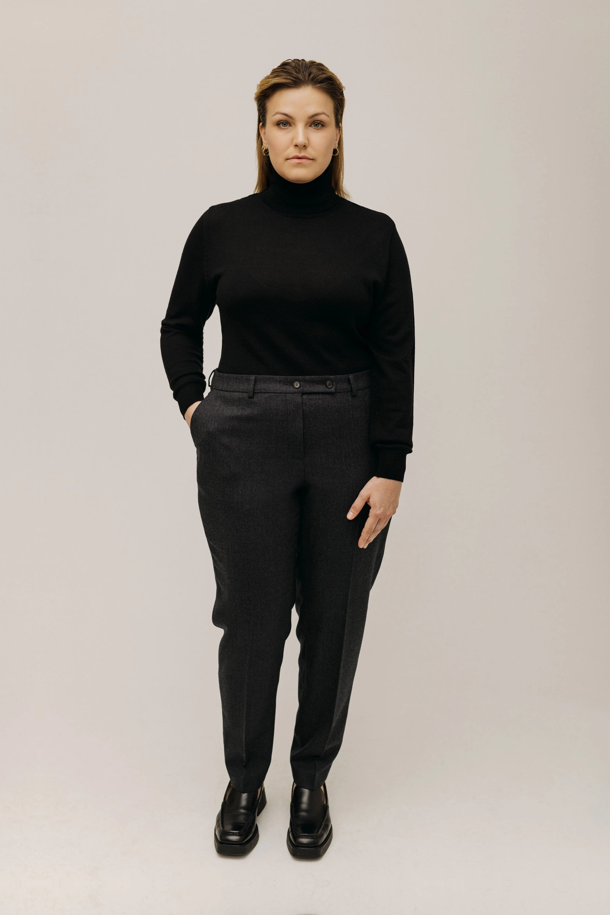 lotta-ludwigson-lotta-pants-stormy-grey-wollhose-karottenschnitt image 3