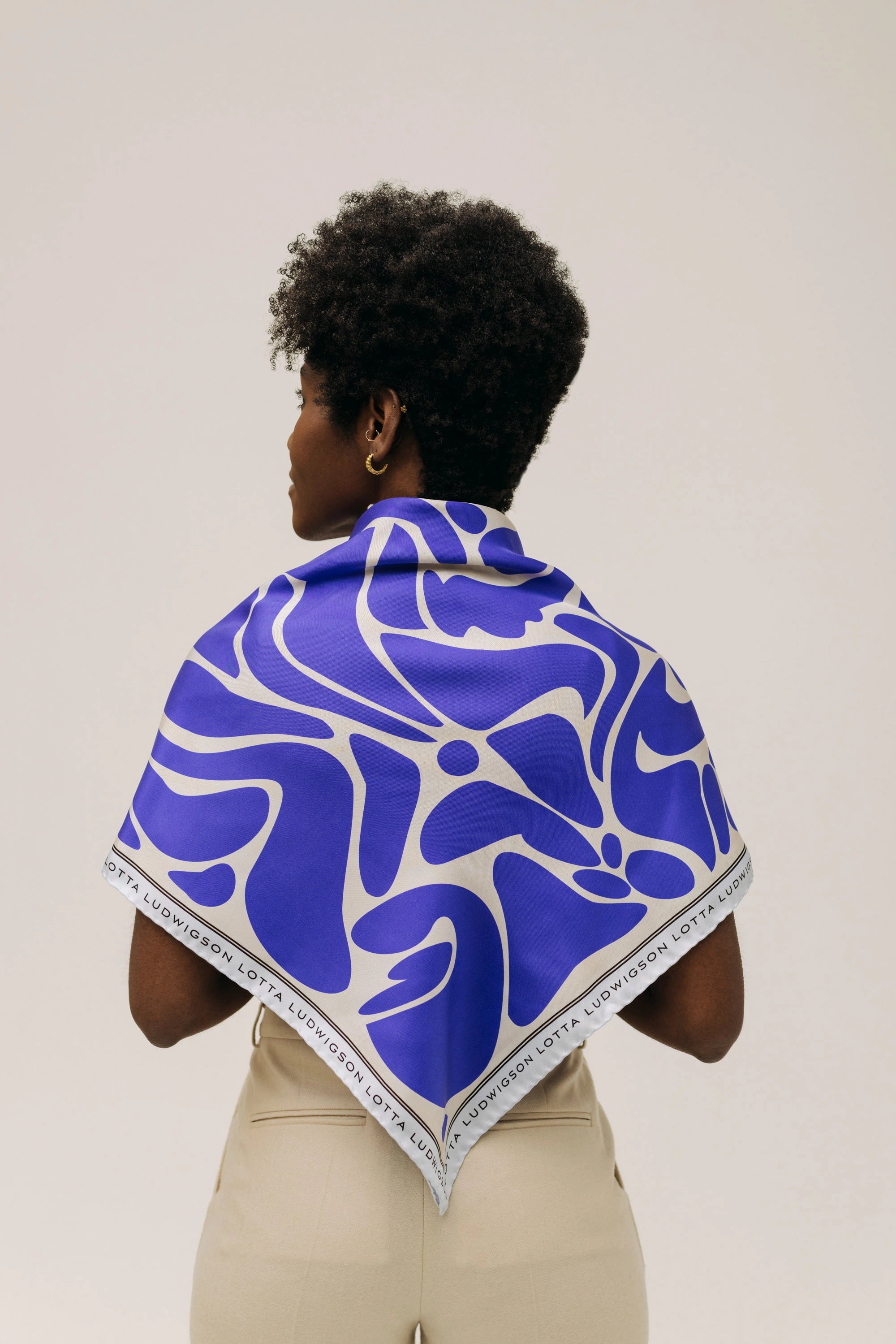 lotta-ludwigson-seiden-foulard-90x90cm-royal-blue image 1