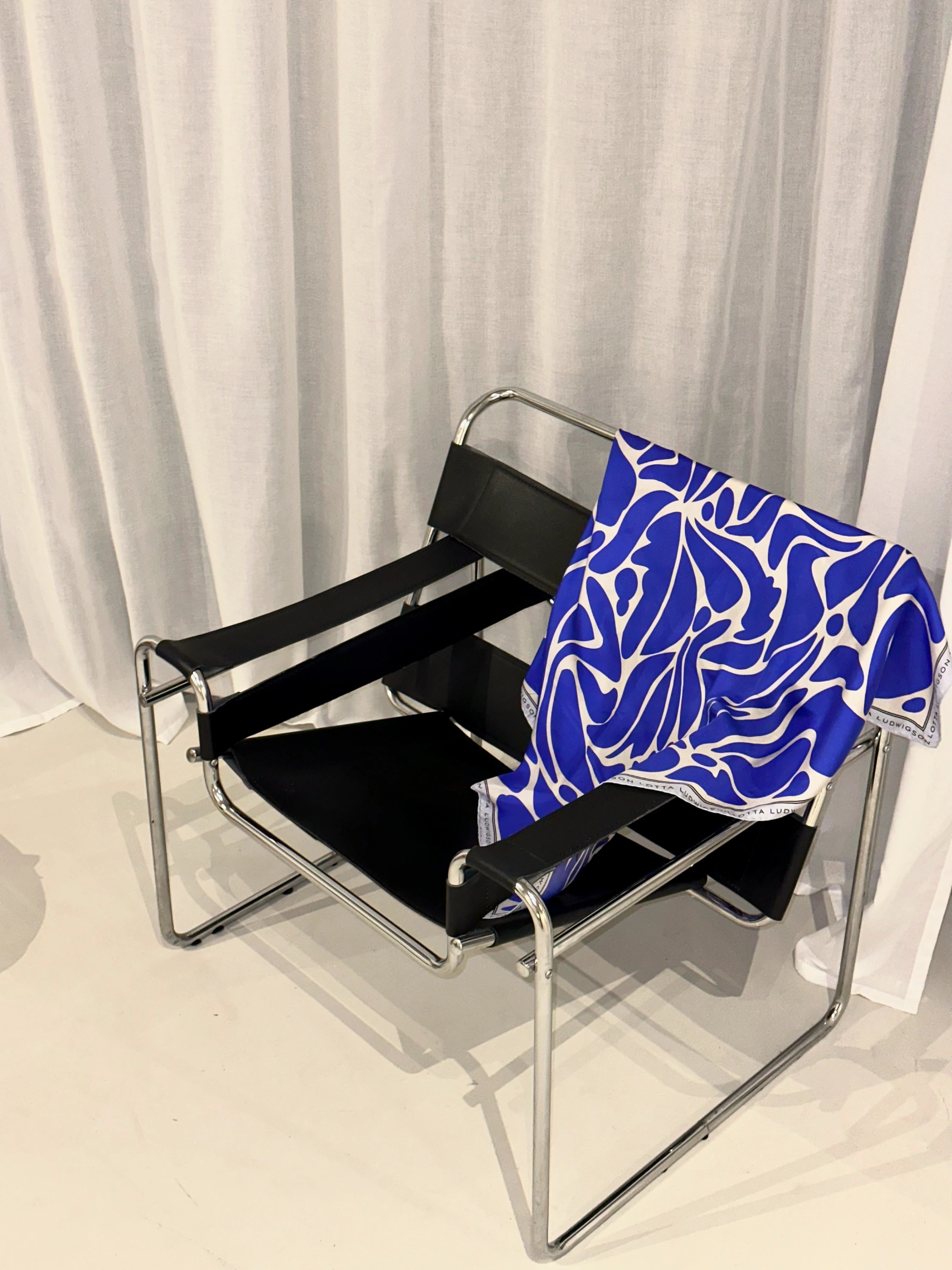 lotta-ludwigson-seiden-foulard-90x90cm-royal-blue image 4