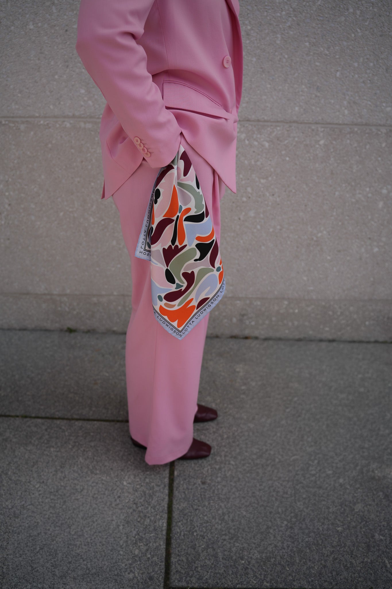 lotta-ludwigson-soft-optimism-silk-foulard-48x48cm-hellblau image 3