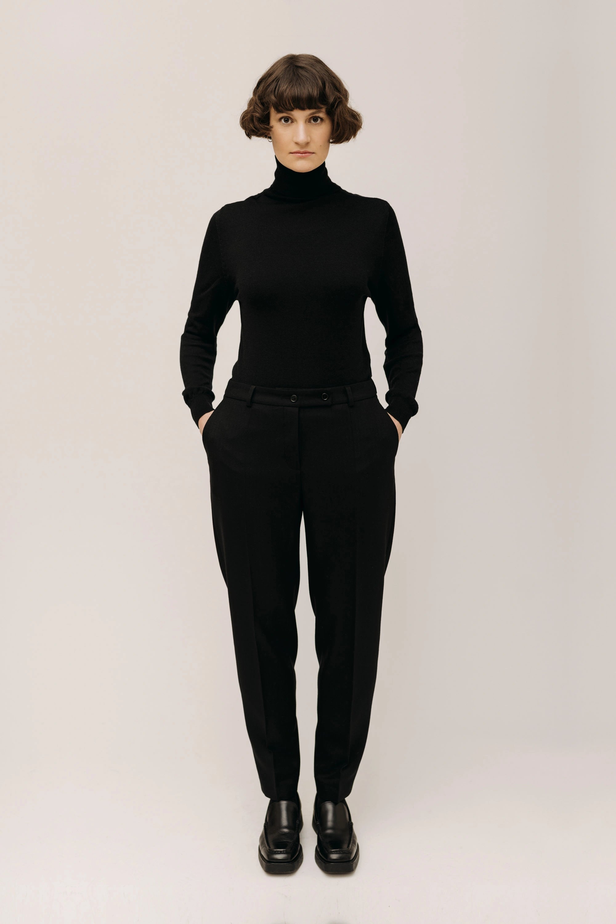 lotta-ludwigson-lotta-hose-schwarz-wollhose-karottenschnitt-b-gelfalte image 1