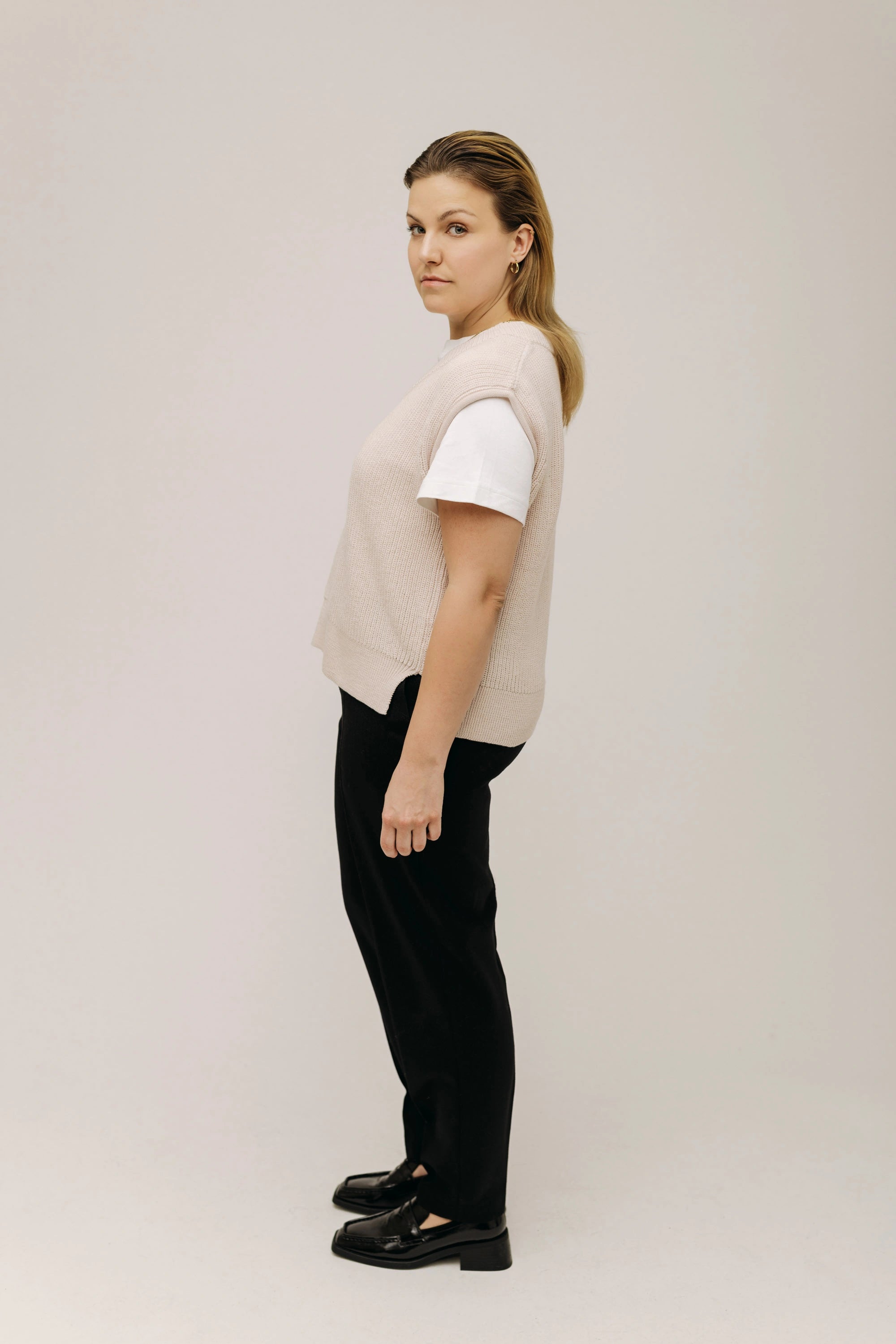 lotta-ludwigson-svea-sweater-vest-powder-creme-strickpullunder-mit-v-ausschnitt image 5
