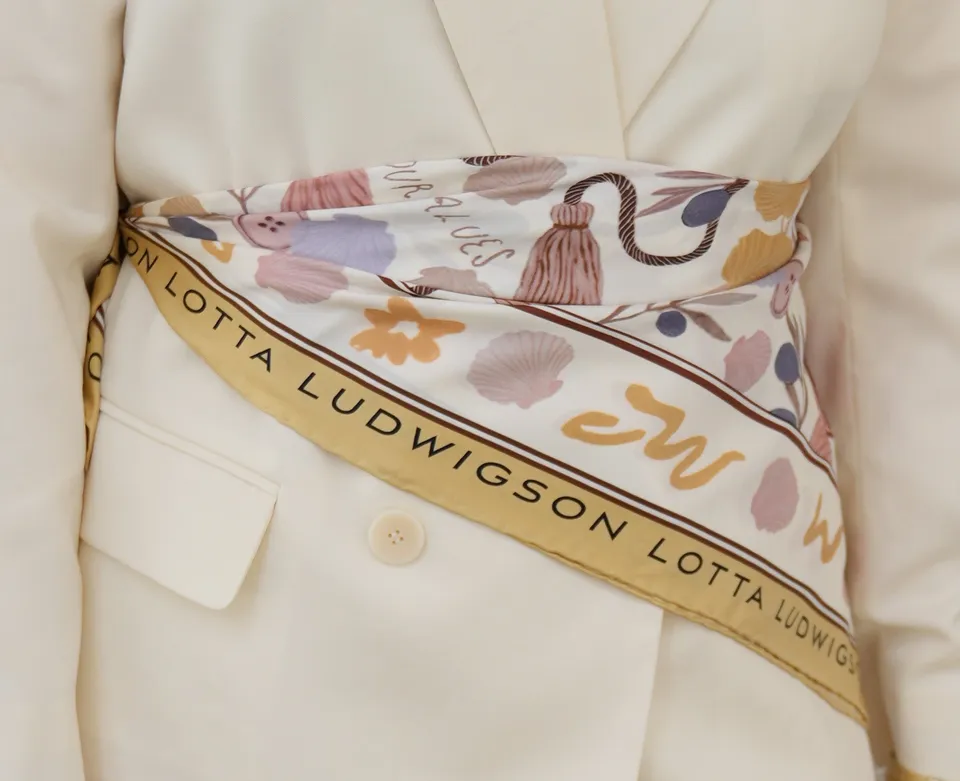 lotta-ludwigson-modern-heritage-silk-foulard-90x90cm image 1