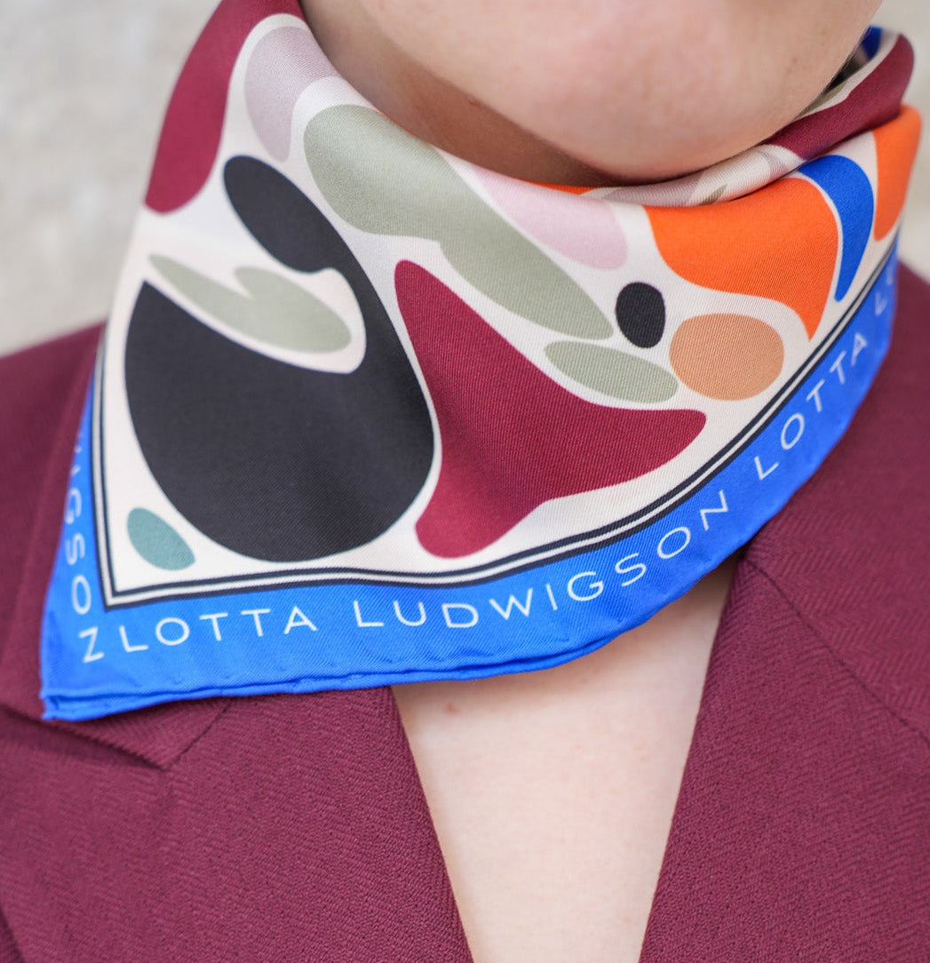 lotta-ludwigson-bold-optimism-seiden-foulard-48x48cm image 1