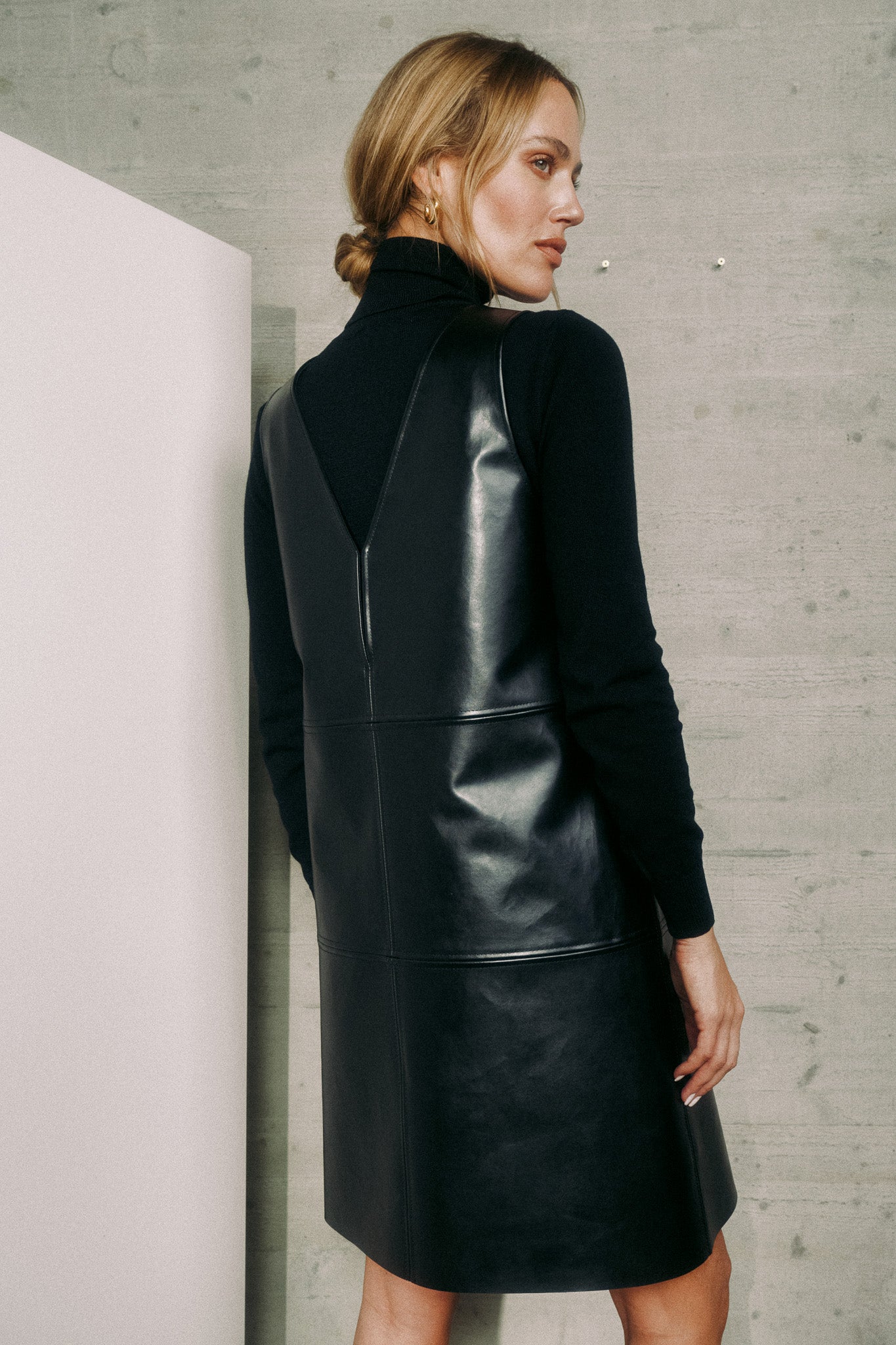 lotta-ludwigson-runa-dress-mirum-black-vegan-leather-a-linien-kleid image 4
