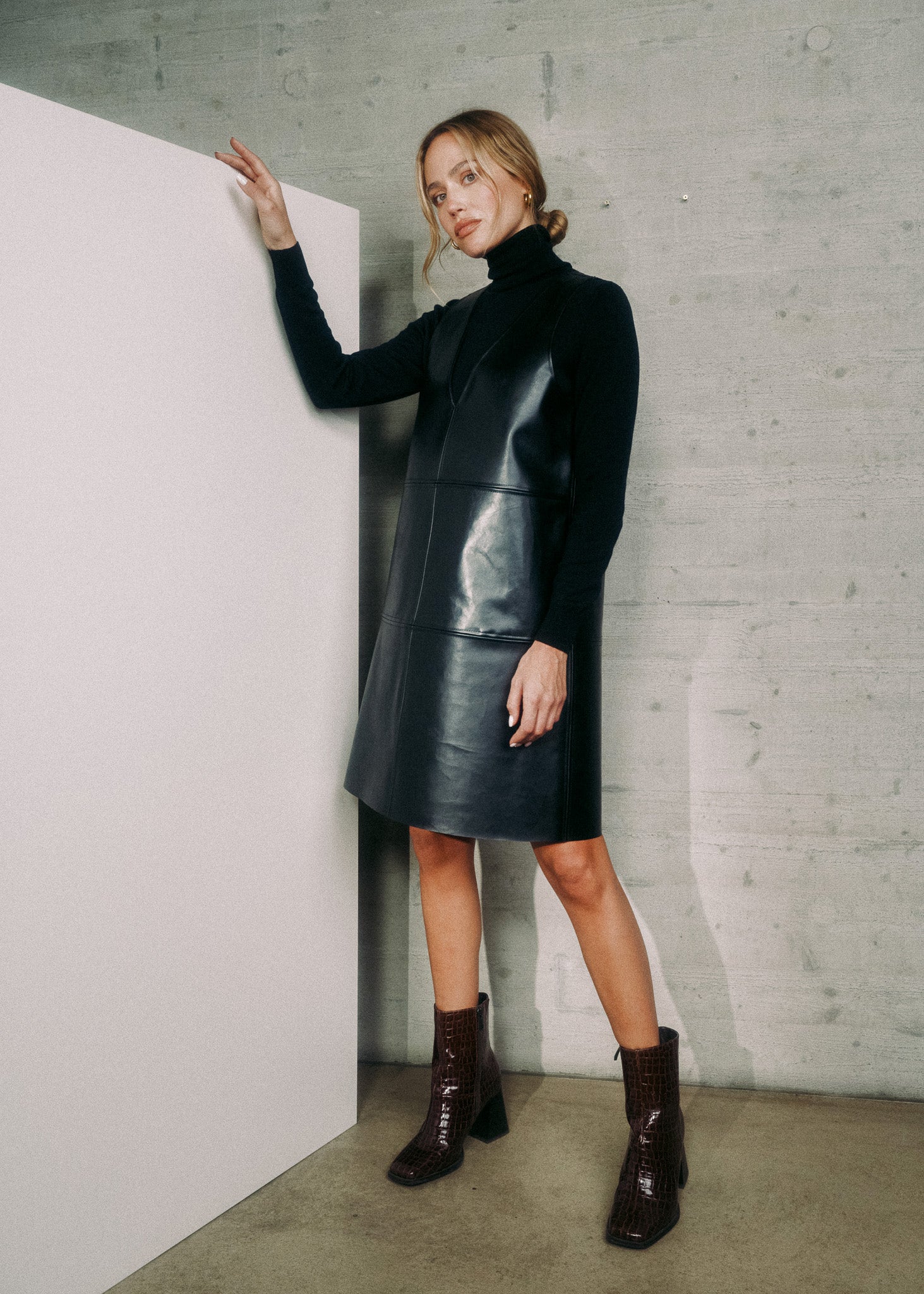 lotta-ludwigson-runa-dress-mirum-black-vegan-leather-a-linien-kleid image 2