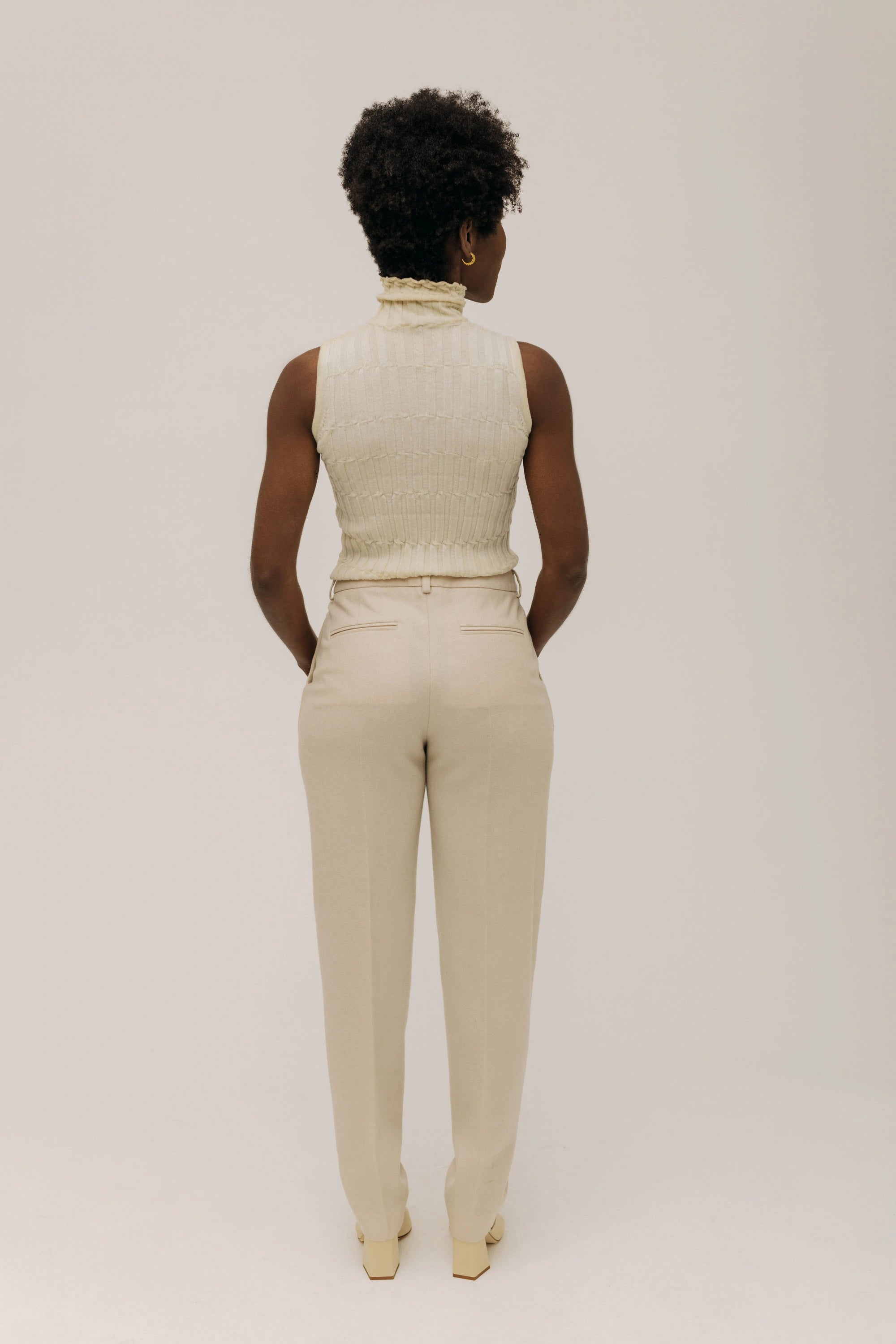 lotta-ludwigson-lotta-hose-schurwolle-creme-karottenschnitt-mit-b-gelfalte image 4