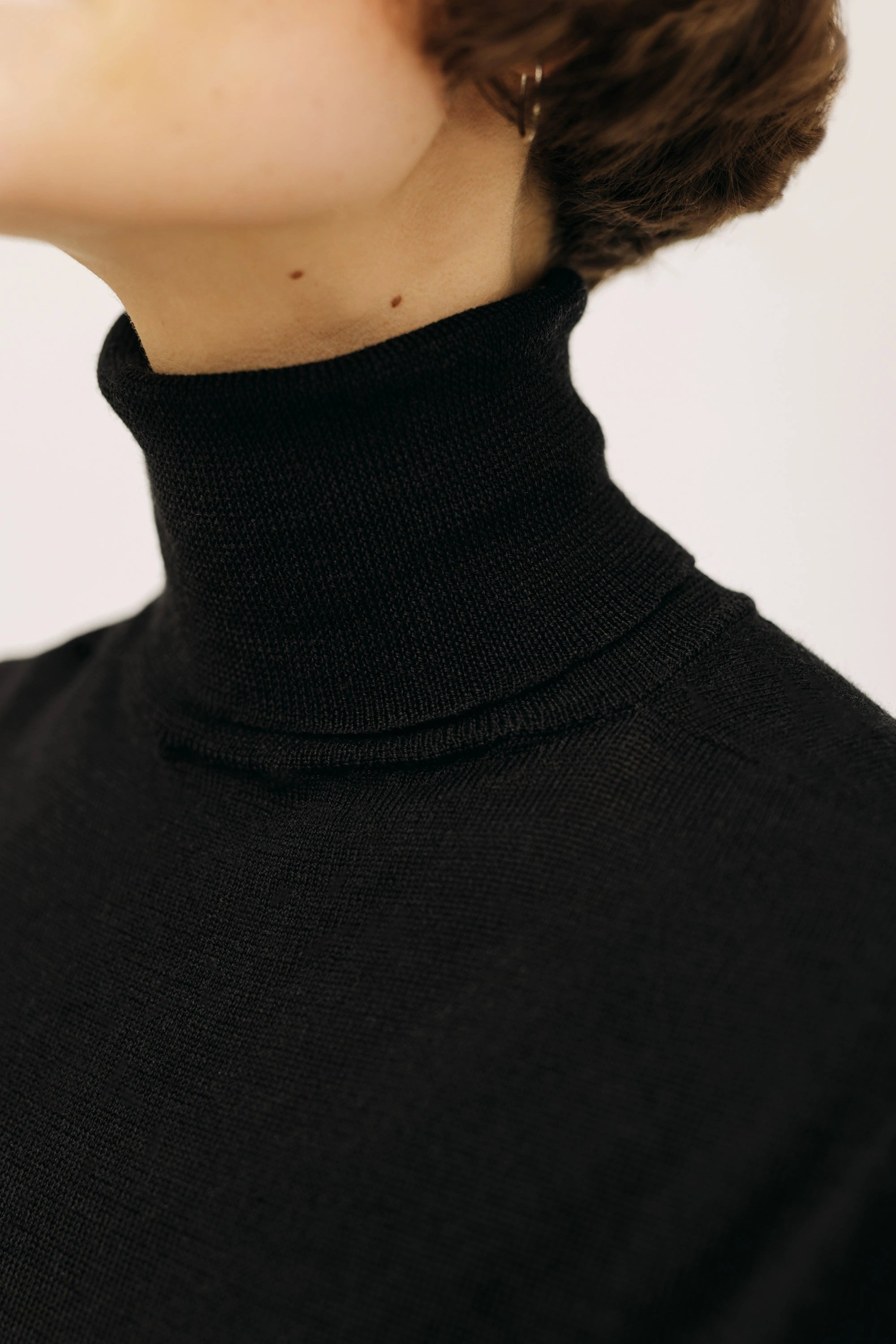 lotta-ludwigson-tilda-rollneck-black-rollkragen-aus-merino-und-lyocell image 4