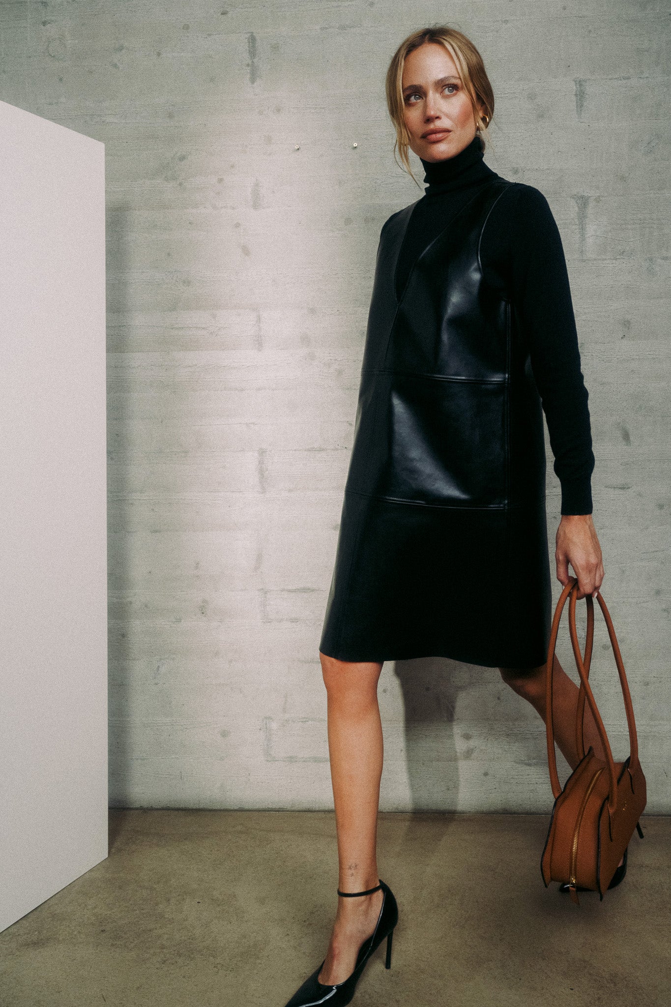 lotta-ludwigson-runa-dress-mirum-black-vegan-leather-a-linien-kleid image 8