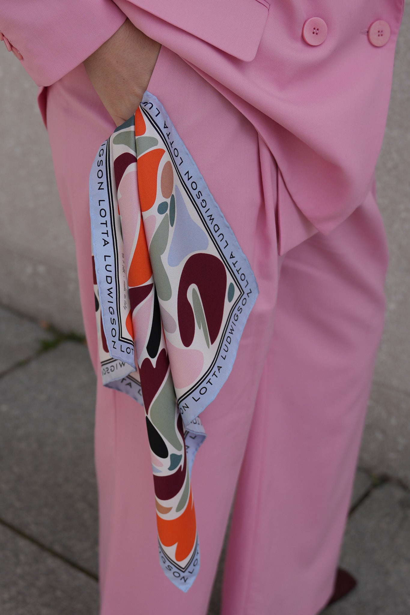 lotta-ludwigson-soft-optimism-silk-foulard-48x48cm-hellblau image 6