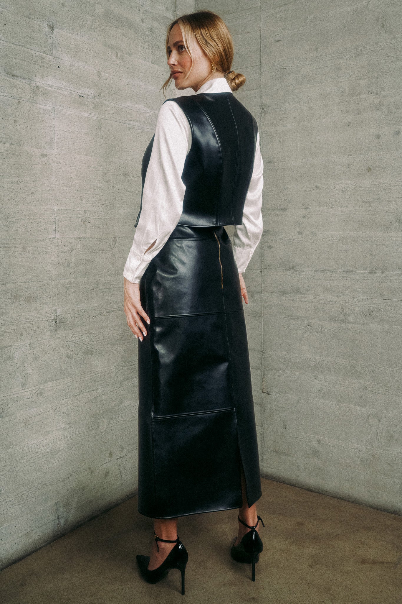 lotta-ludwigson-runa-weste-mirum-schwarzes-veganes-leder image 2