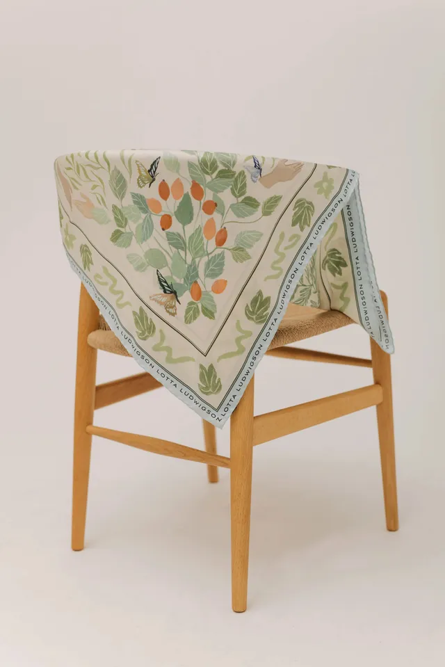 lotta-ludwigson-circularity-seiden-foulard-90x90cm image 1