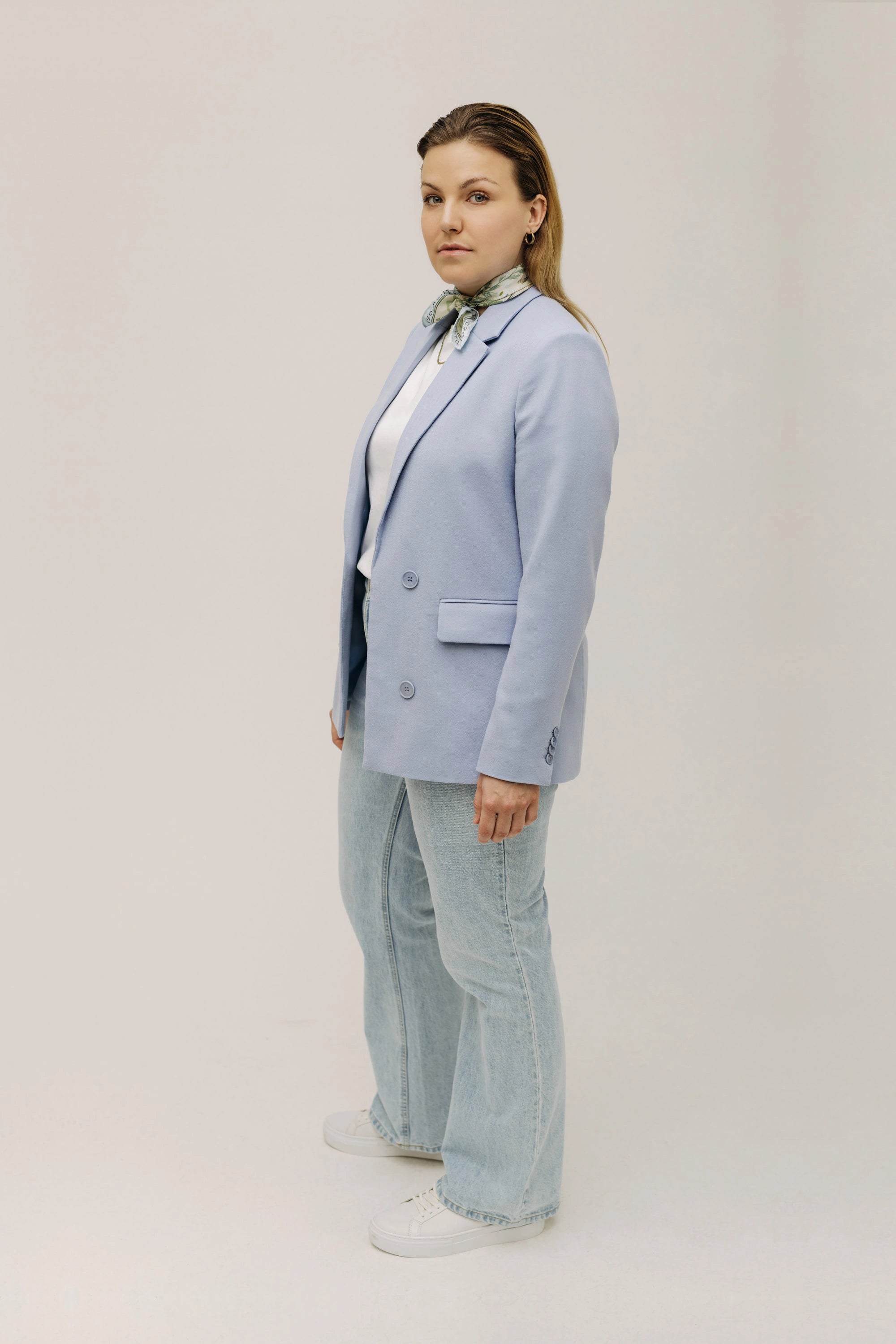 lotta-ludwigson-lotta-blazer-serene-blue-blazer-offene-front-fischgr-t image 4