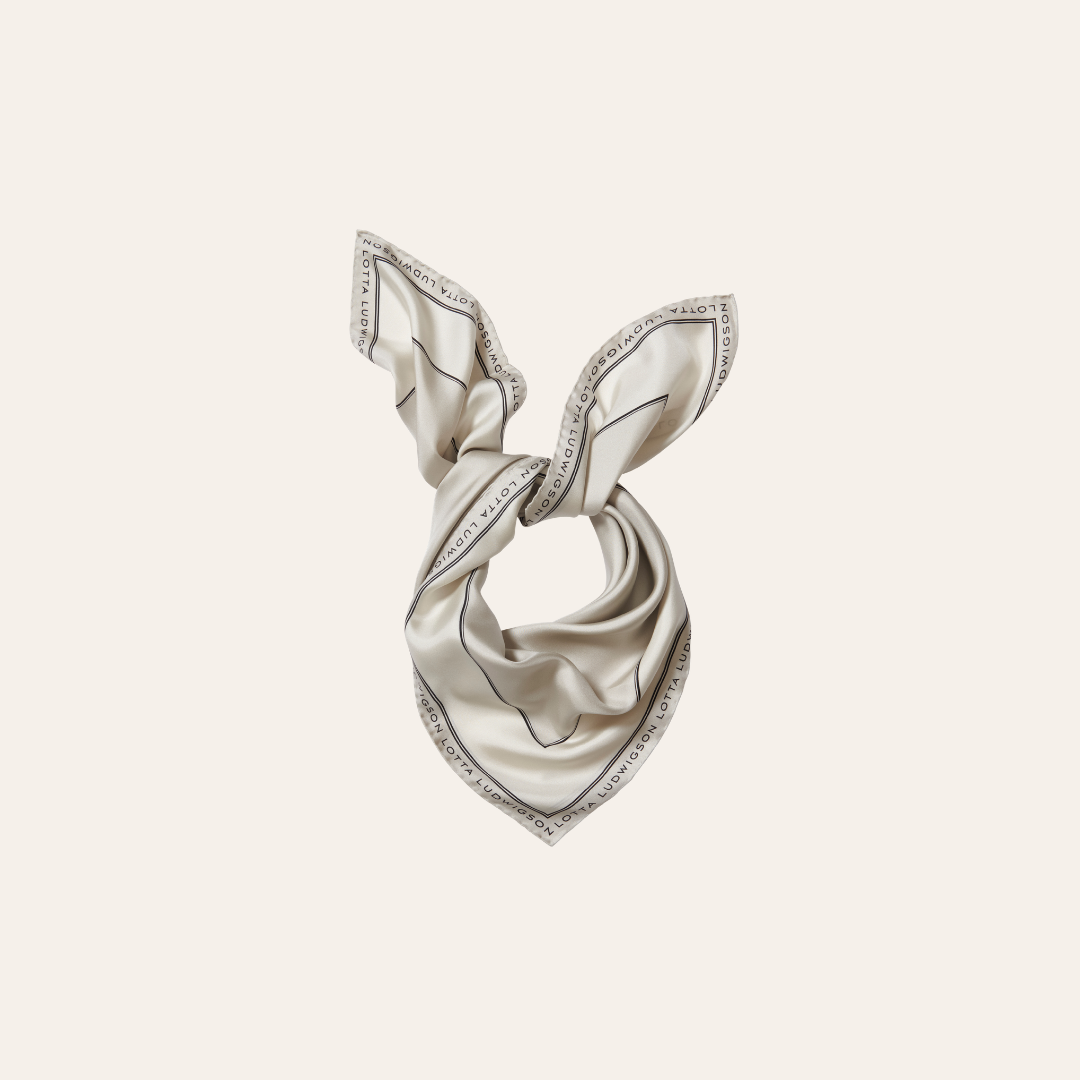 lotta-ludwigson-silky-beige-seiden-foulard-90x90cm-2 image 2