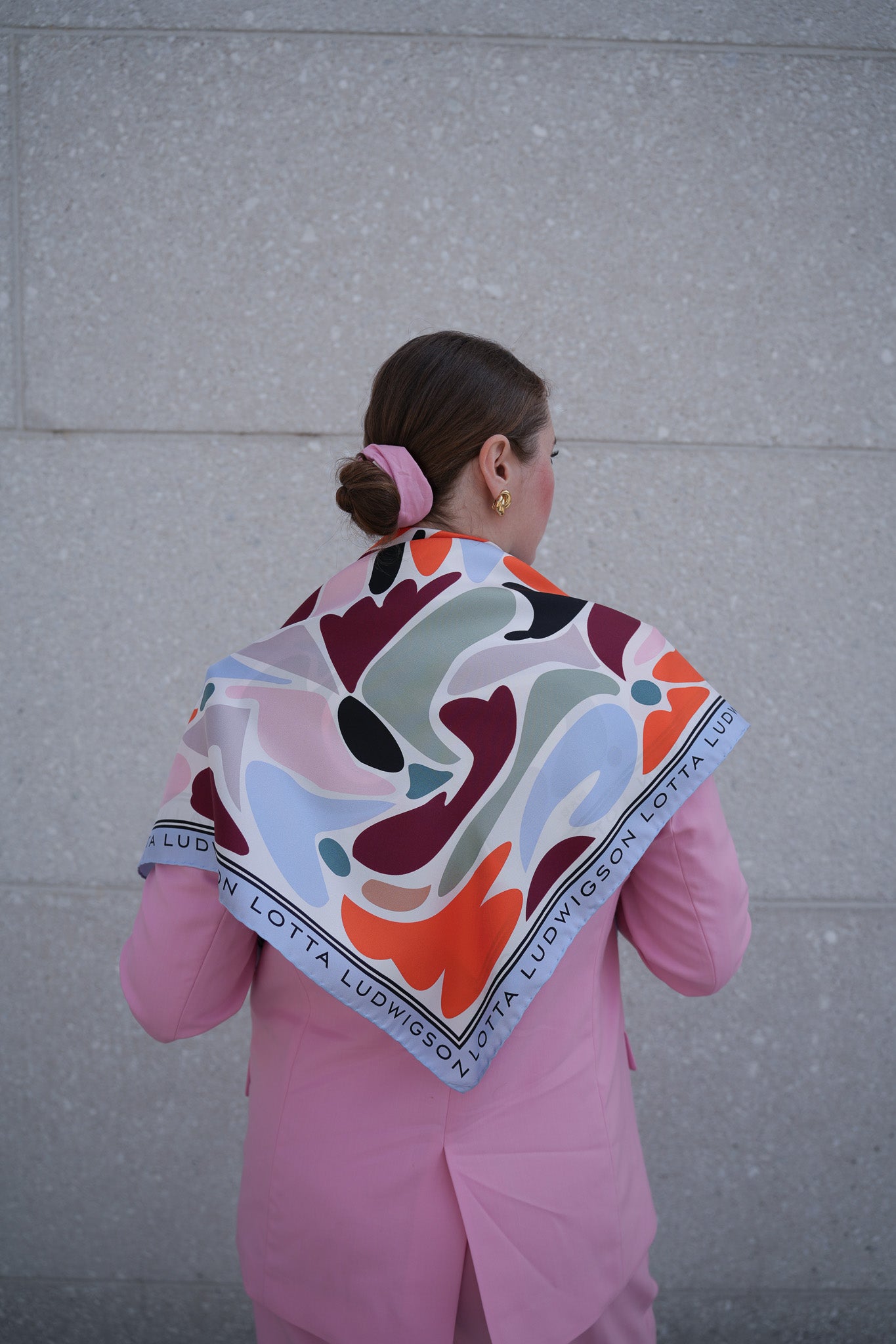 lotta-ludwigson-soft-optimism-silk-foulard-90x90cm-hellblau image 6