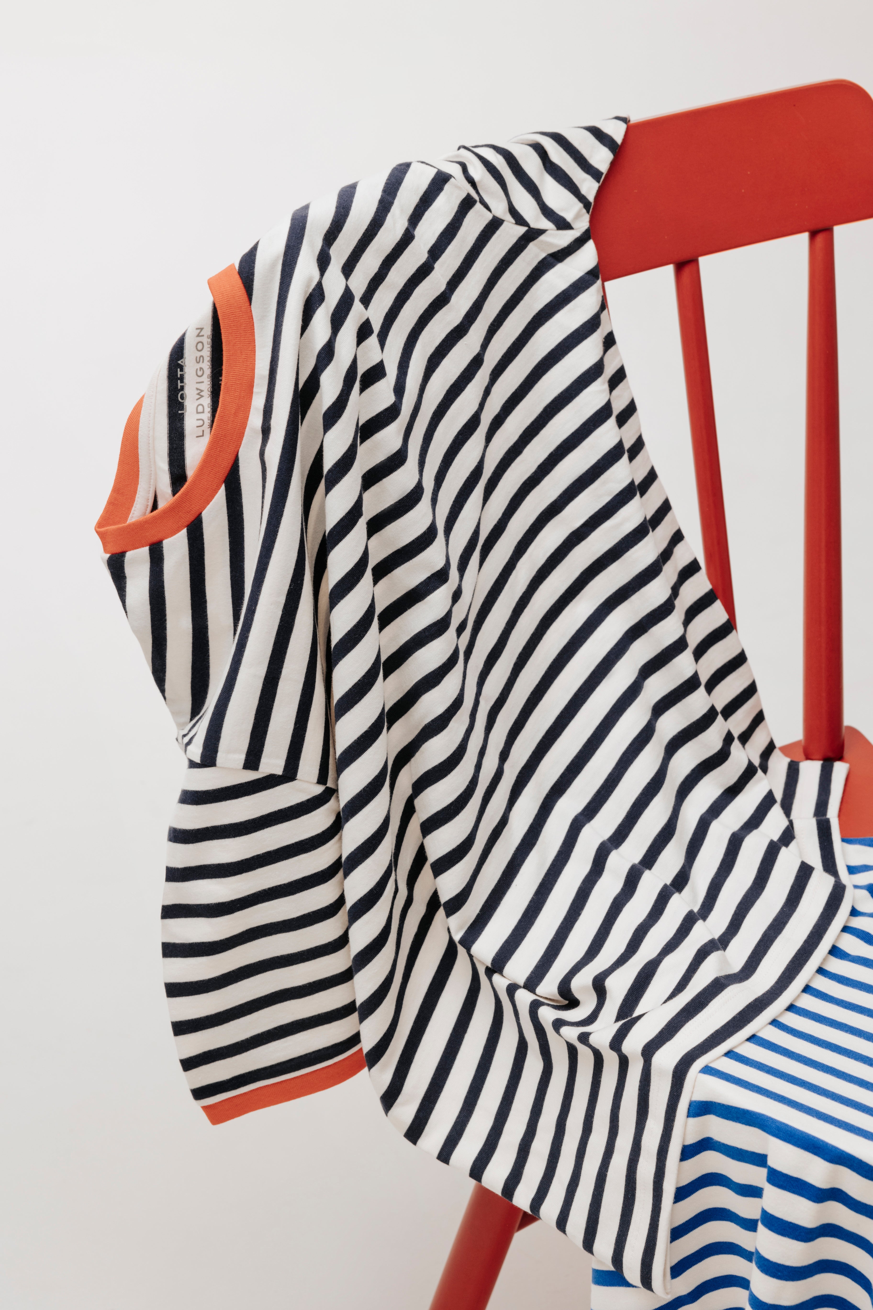 lotta-ludwigson-luma-t-shirt-navy-blue-striped-aus-bio-baumwolle-single-jersey image 1