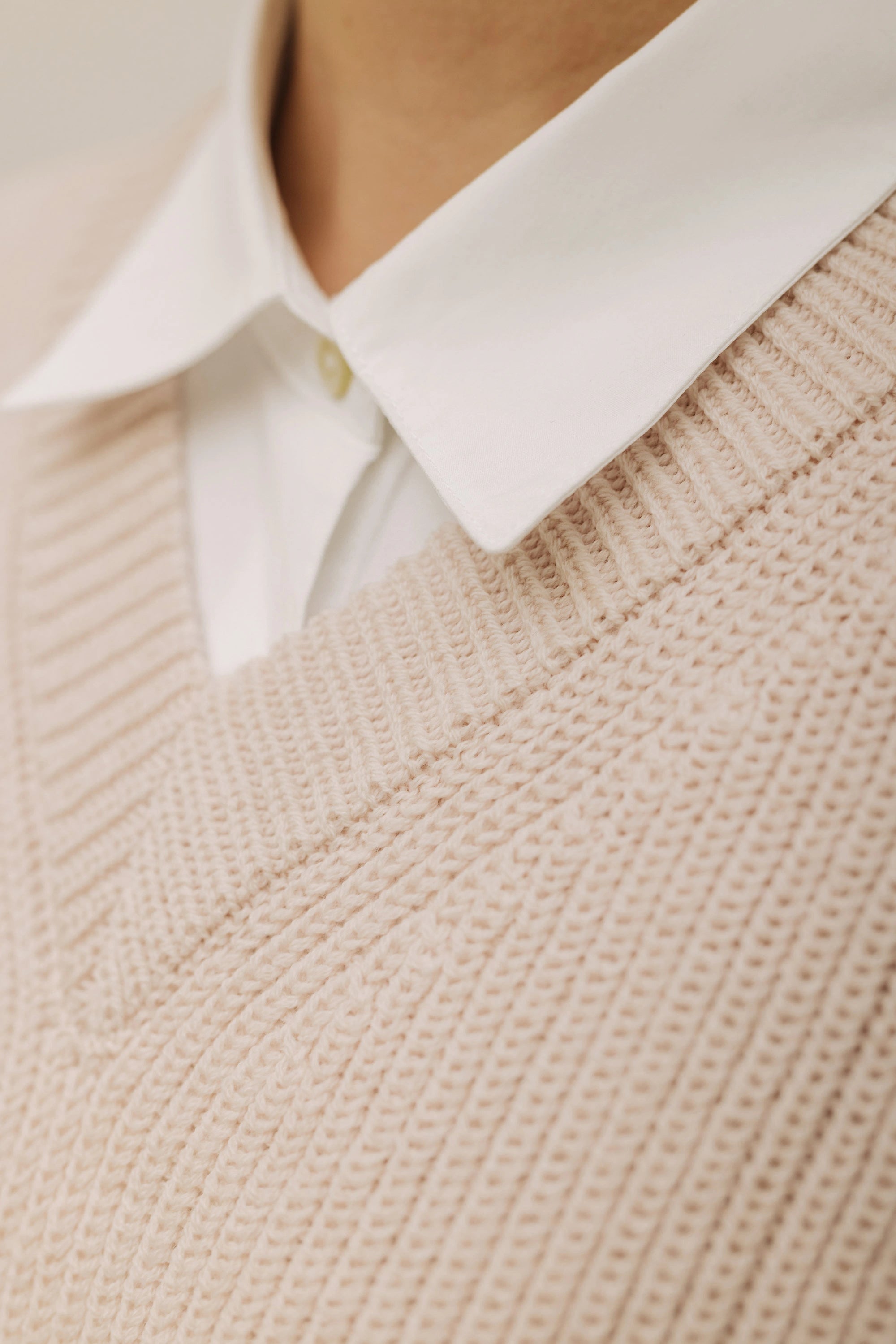 lotta-ludwigson-svea-sweater-vest-powder-creme-strickpullunder-mit-v-ausschnitt image 6