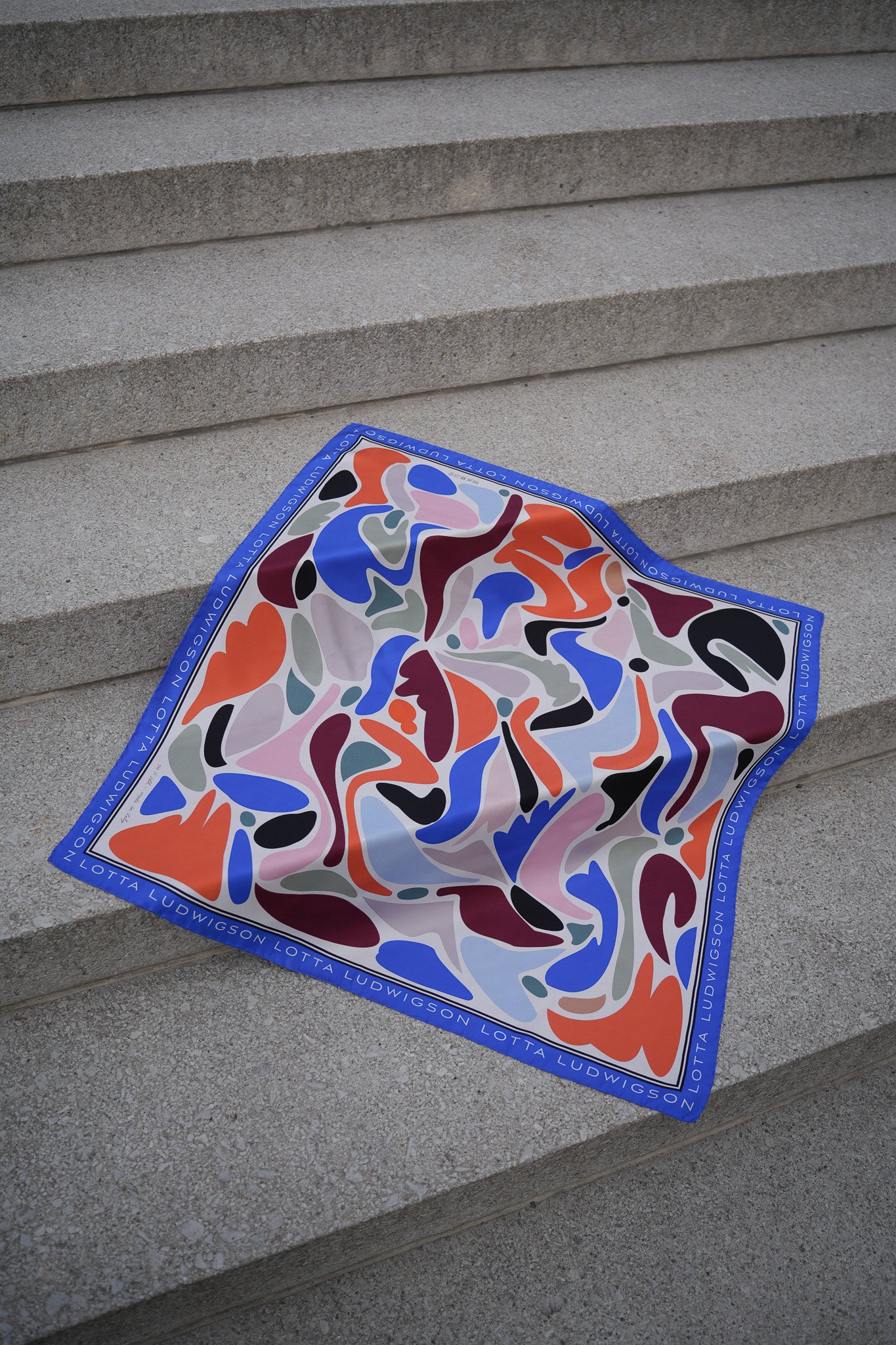 lotta-ludwigson-bold-optimism-seidentuch-90x90cm-silk-scarf image 6
