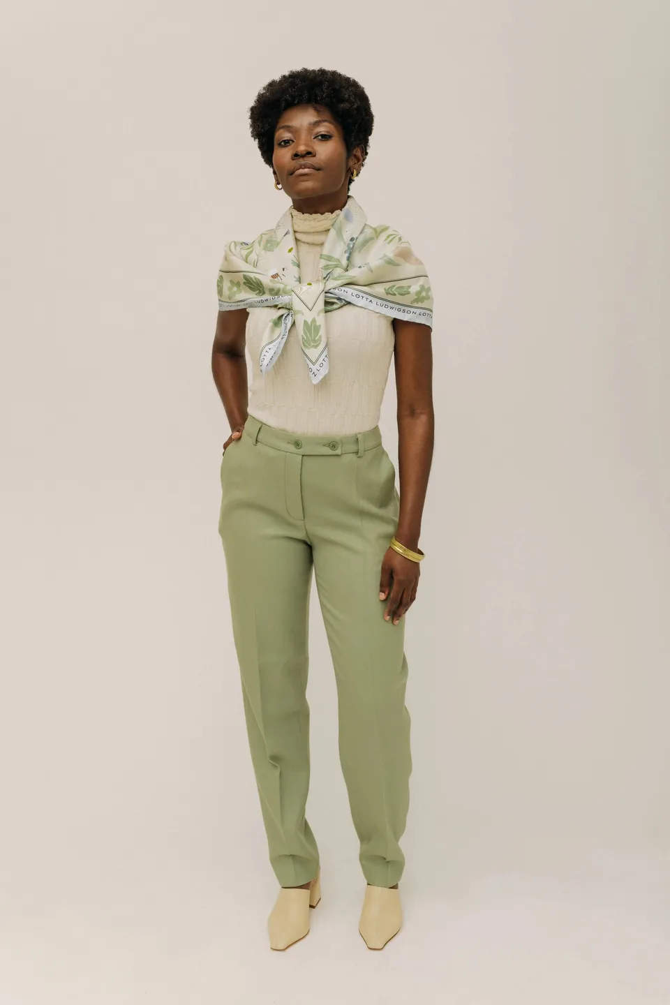 lotta-ludwigson-lotta-hose-sage-green-karotte-mit-b-gelfalte image 1
