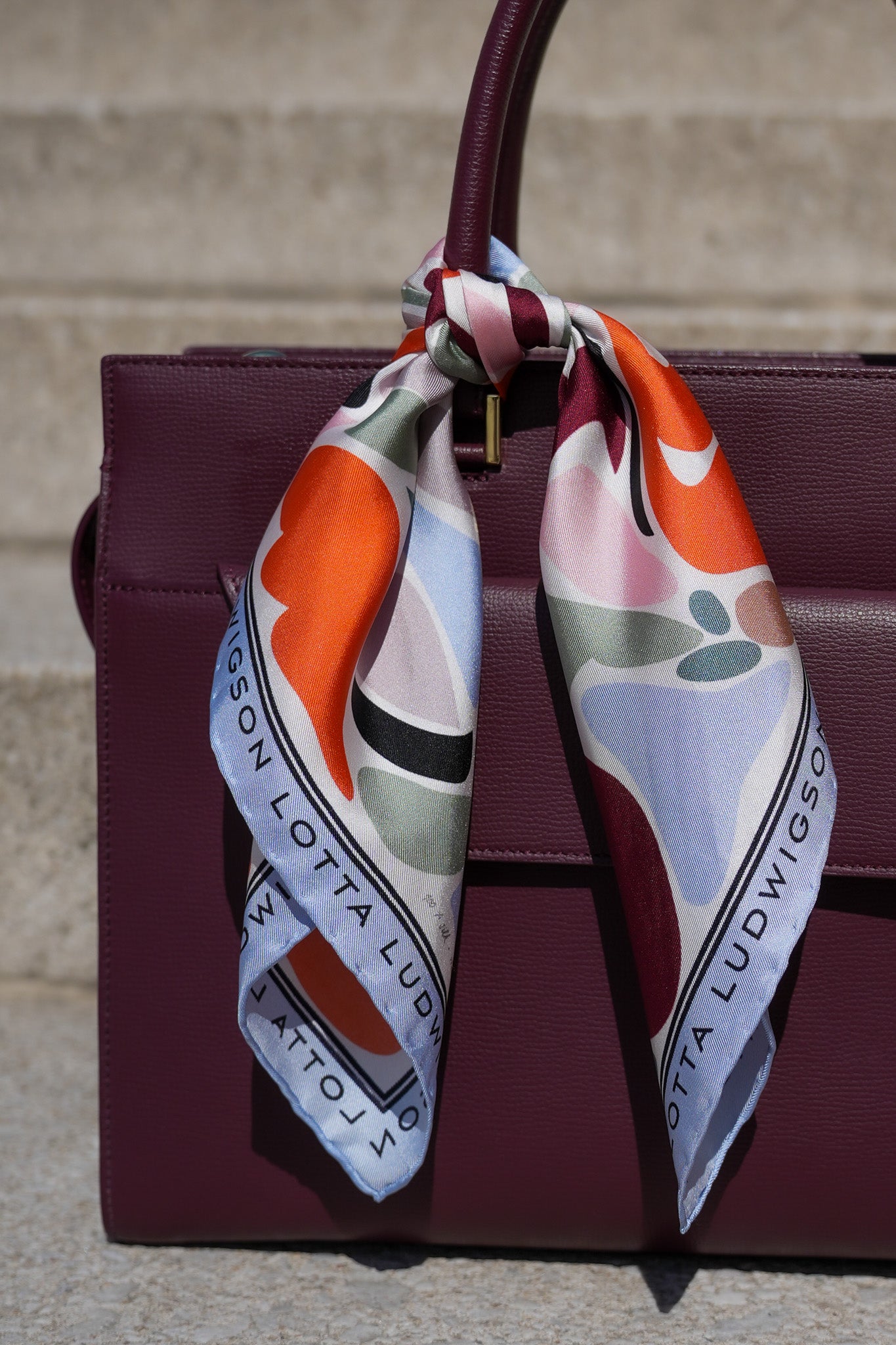 lotta-ludwigson-soft-optimism-silk-foulard-48x48cm-hellblau image 5