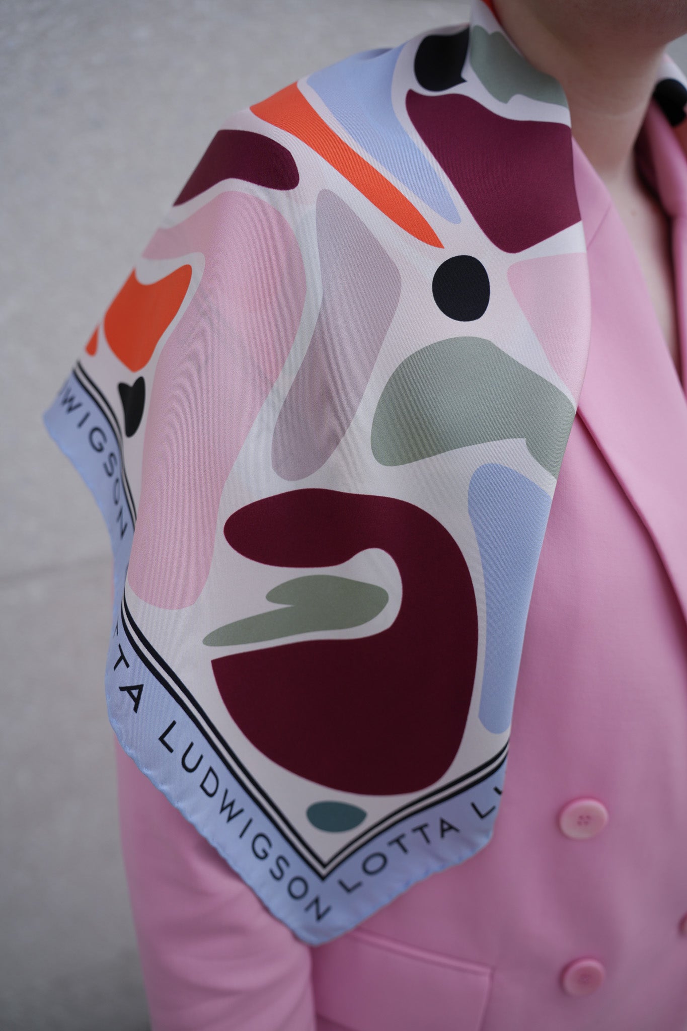 lotta-ludwigson-soft-optimism-silk-foulard-90x90cm-hellblau image 3
