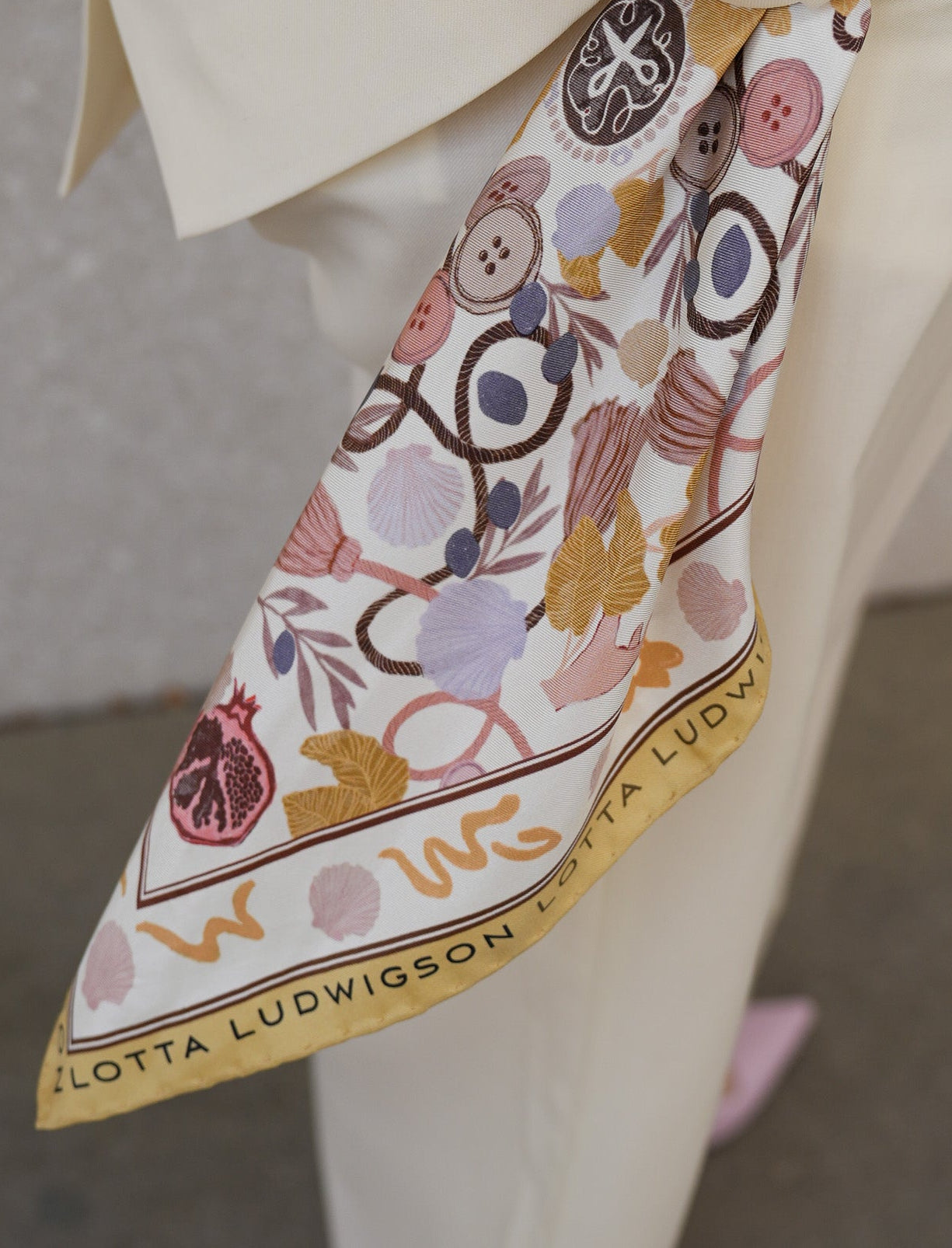 lotta-ludwigson-modern-heritage-seidenfoulard-48x48cm image 4