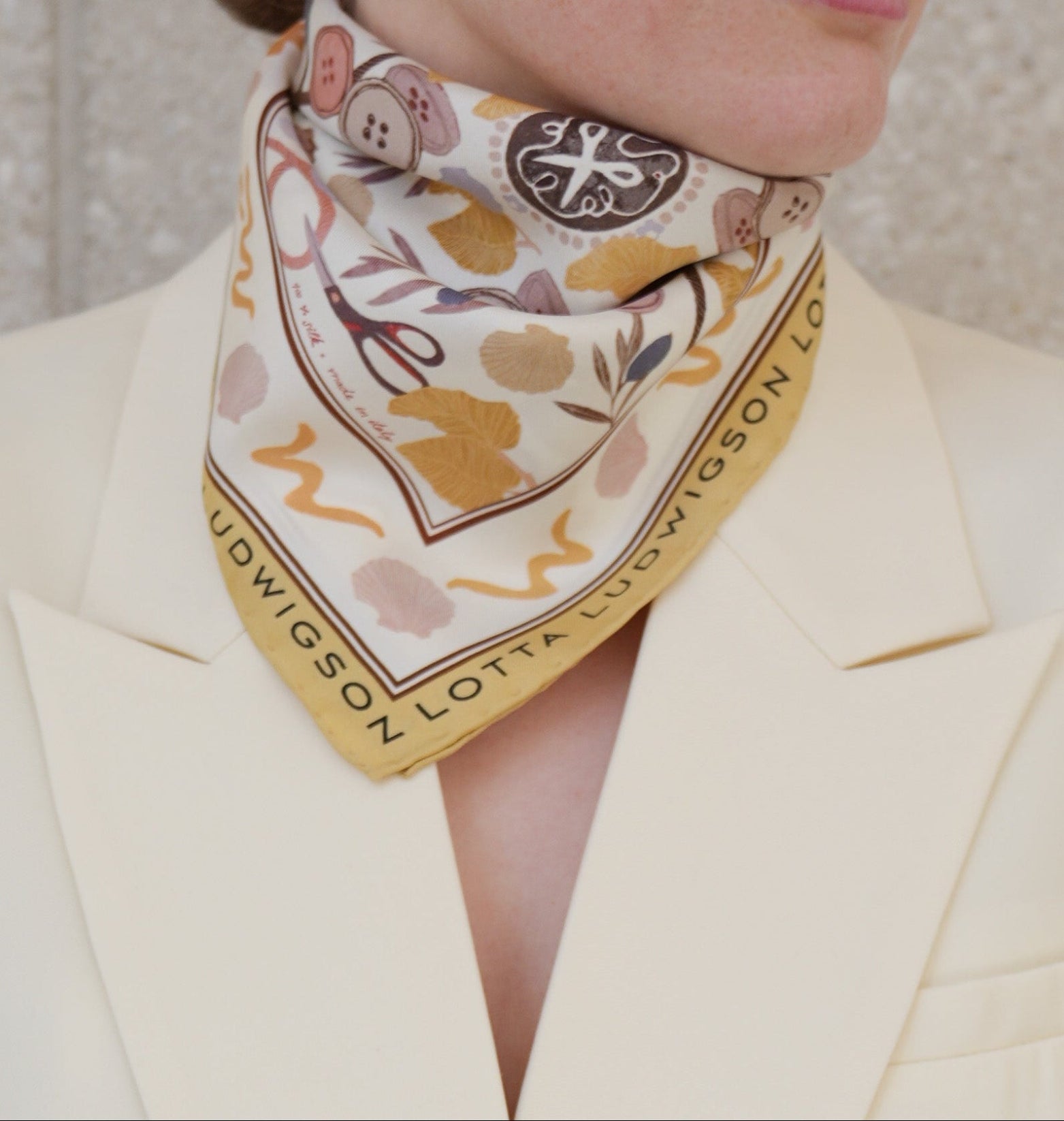 lotta-ludwigson-modern-heritage-seidenfoulard-48x48cm image 5