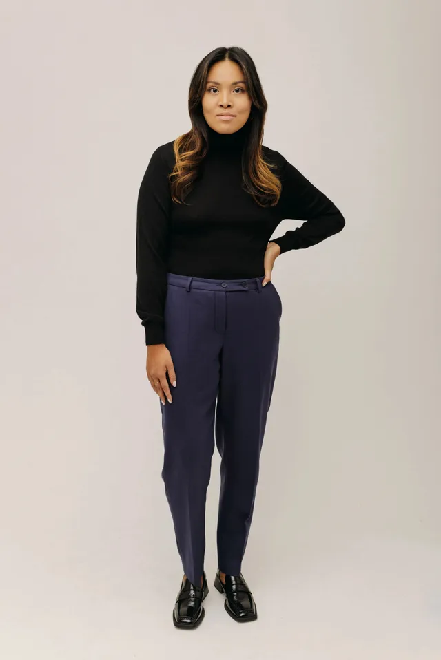 lotta-ludwigson-lotta-hose-dunkelblau-karottenhose-aus-schurwolle-fischgr-t image 1